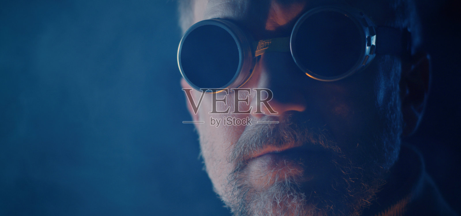 戴安全护目镜的男子看着镜头照片摄影图片