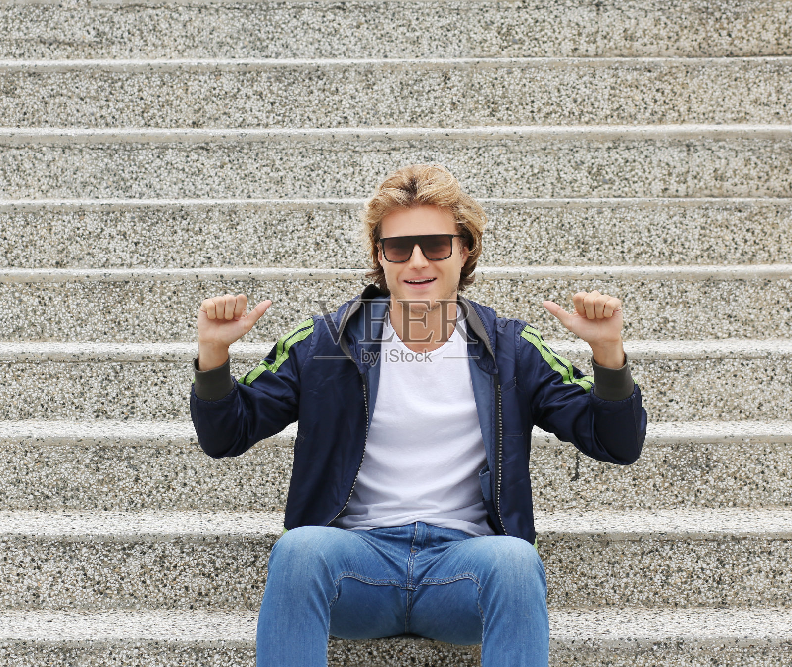 都市背景下,有魅力的青少年男孩照片摄影图片