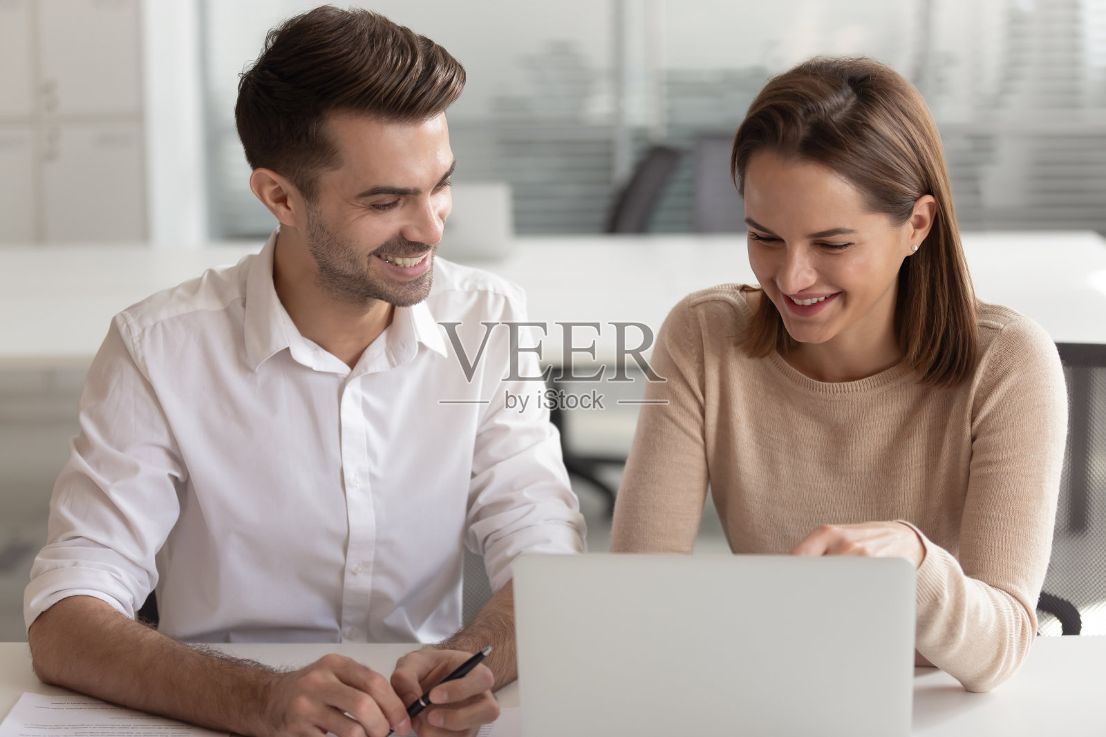 快乐的年轻队友讨论项目创意的正面图照片摄影图片