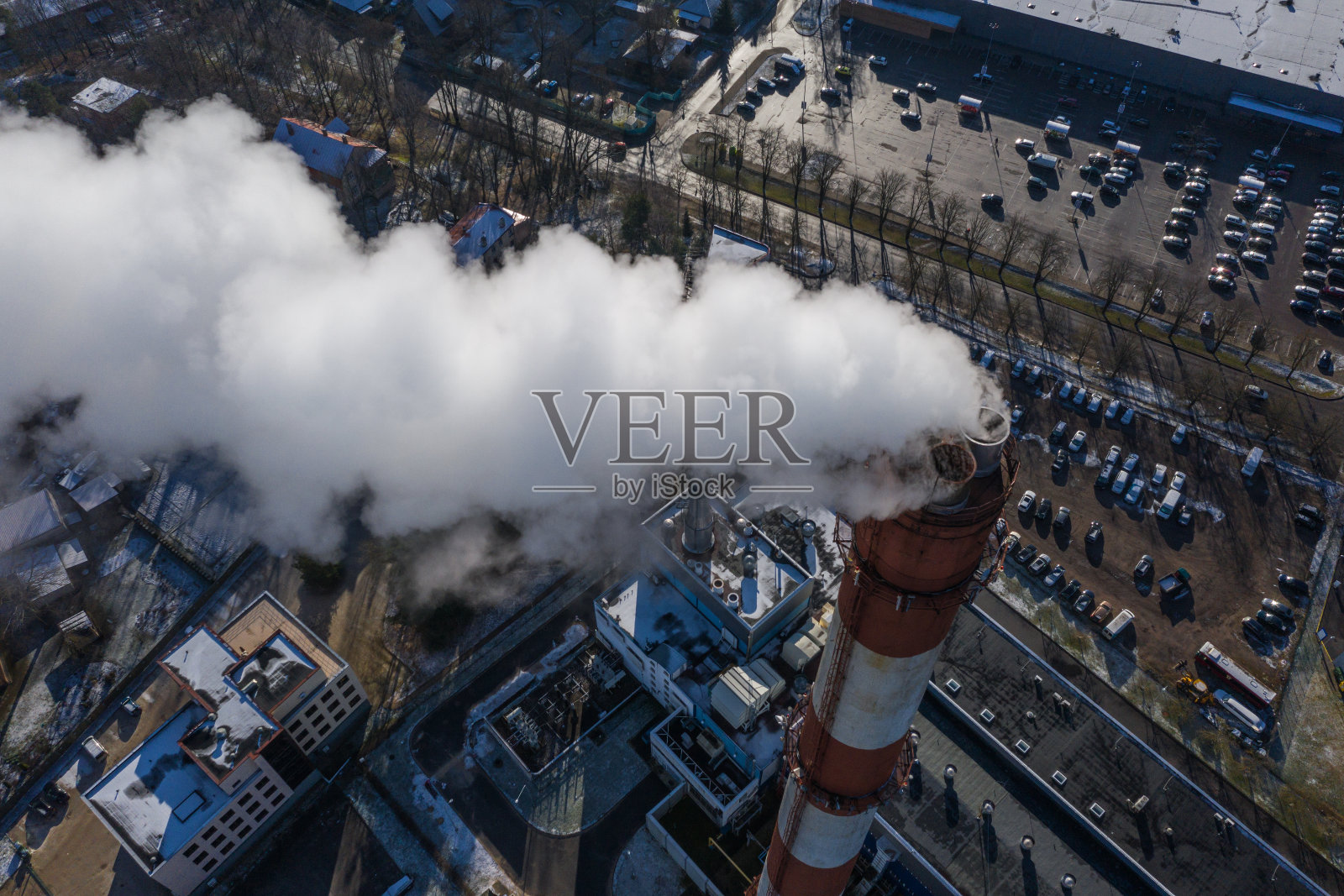暖气站的烟囱和烟雾照片摄影图片