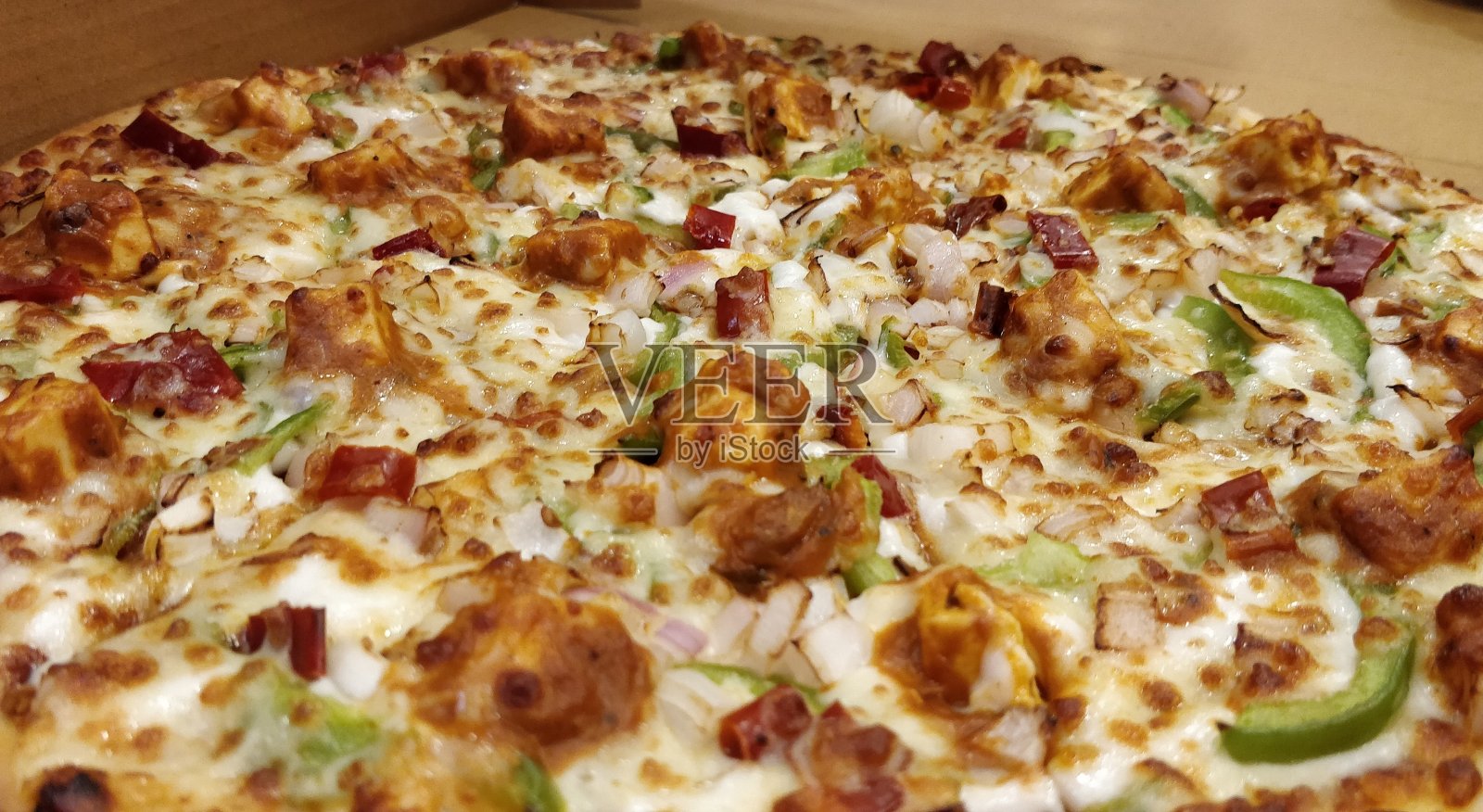 奶酪、Tikka黄油马沙拉披萨照片摄影图片