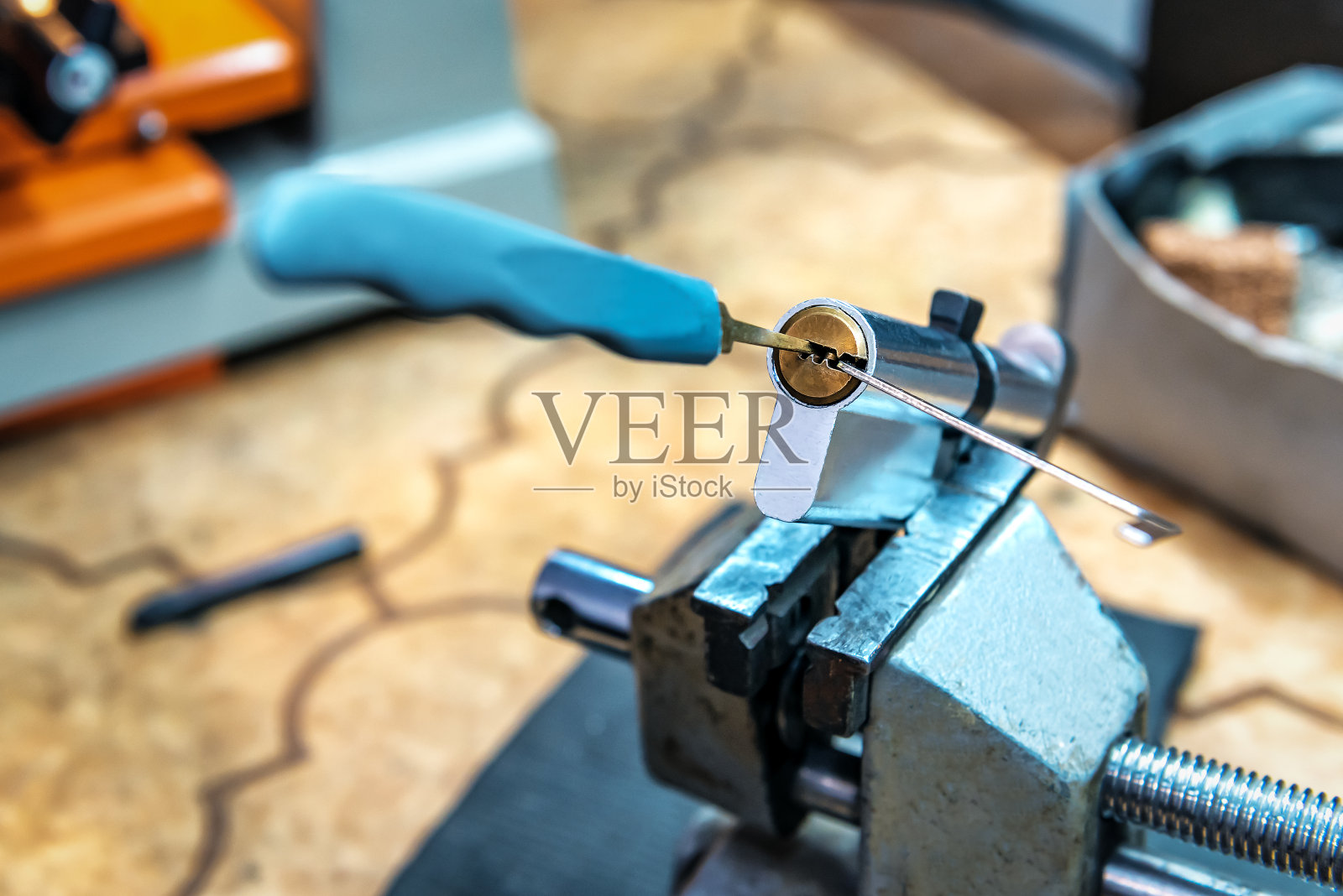 修理门锁照片摄影图片