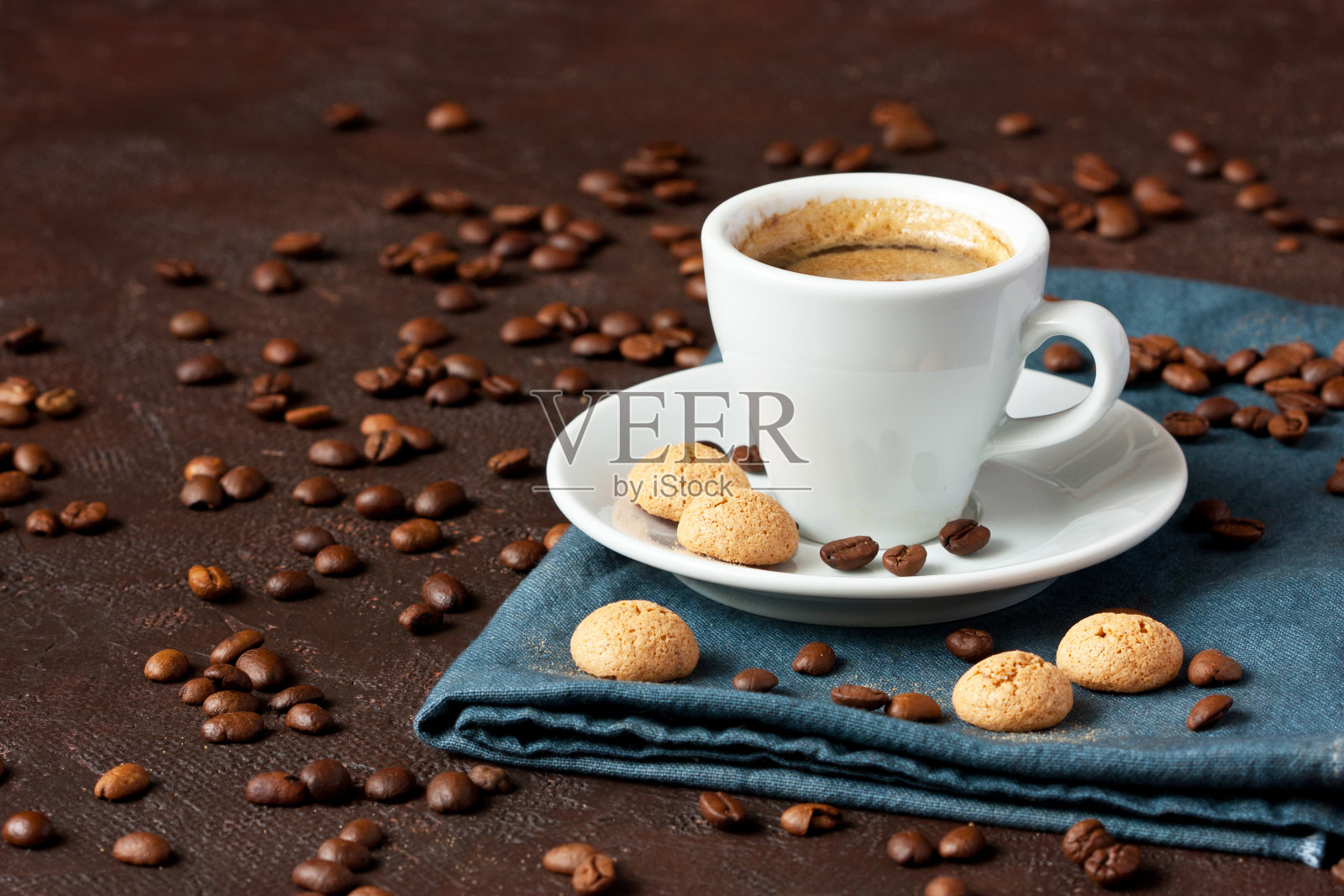 早餐有咖啡和杏仁饼干照片摄影图片