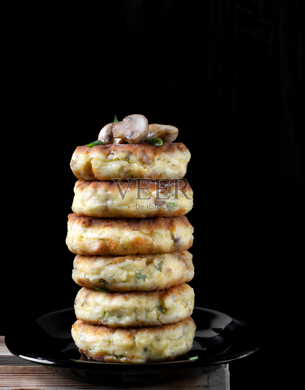 一堆咸味的香梨酒,配上香槟和香草照片摄影图片