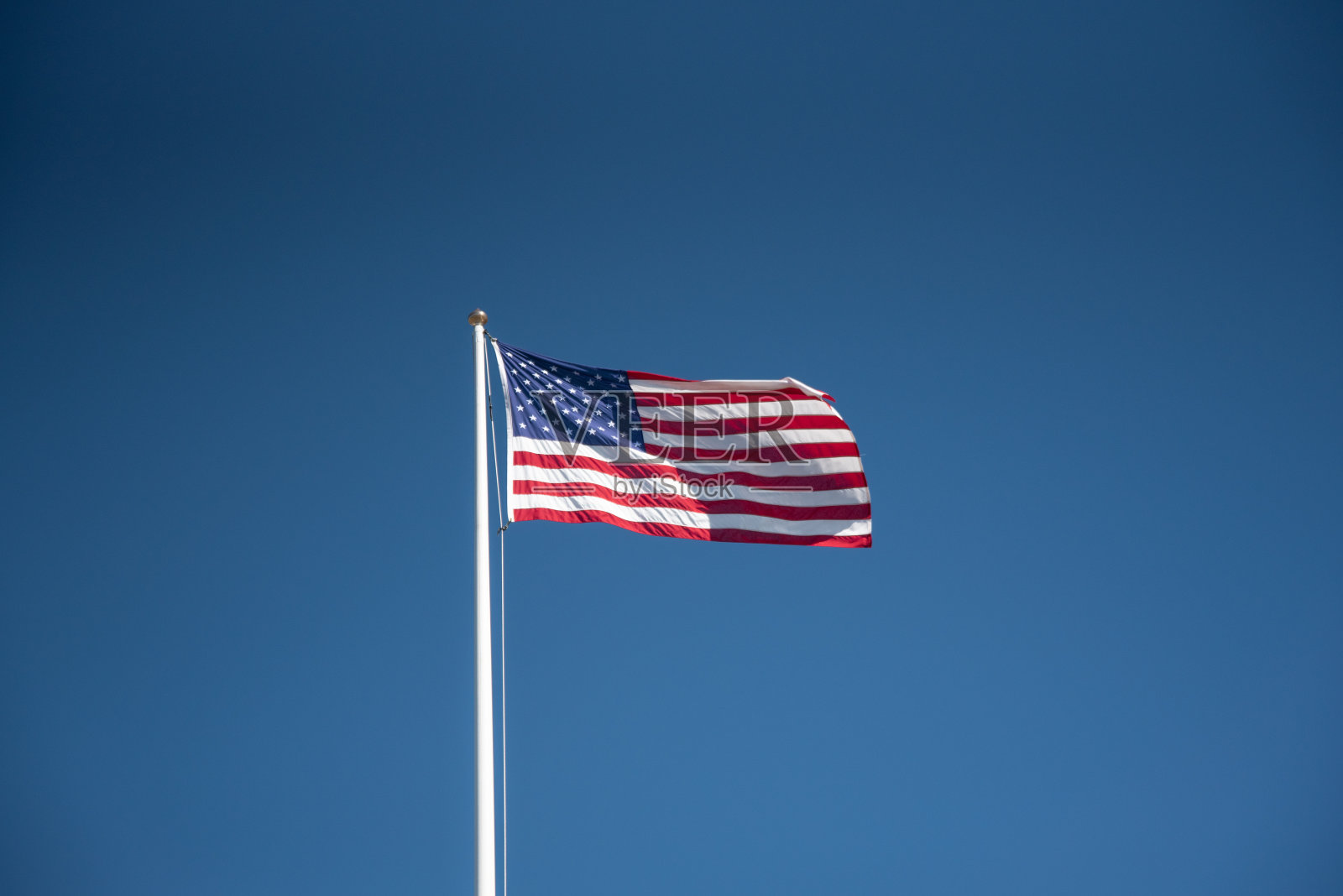 美国国旗在风中飘扬照片摄影图片