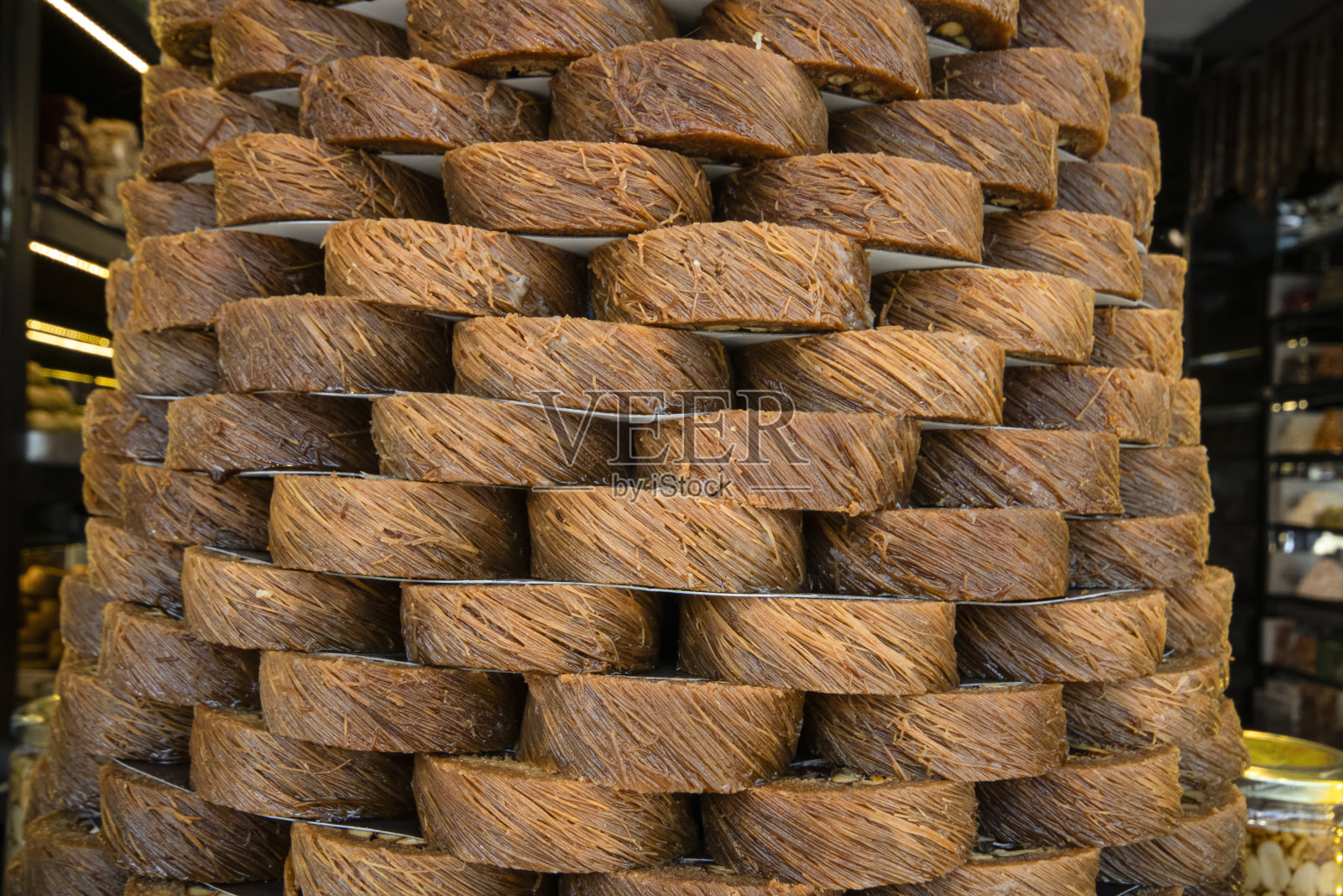 用碎小麦制成的传统甜糖浆。照片摄影图片