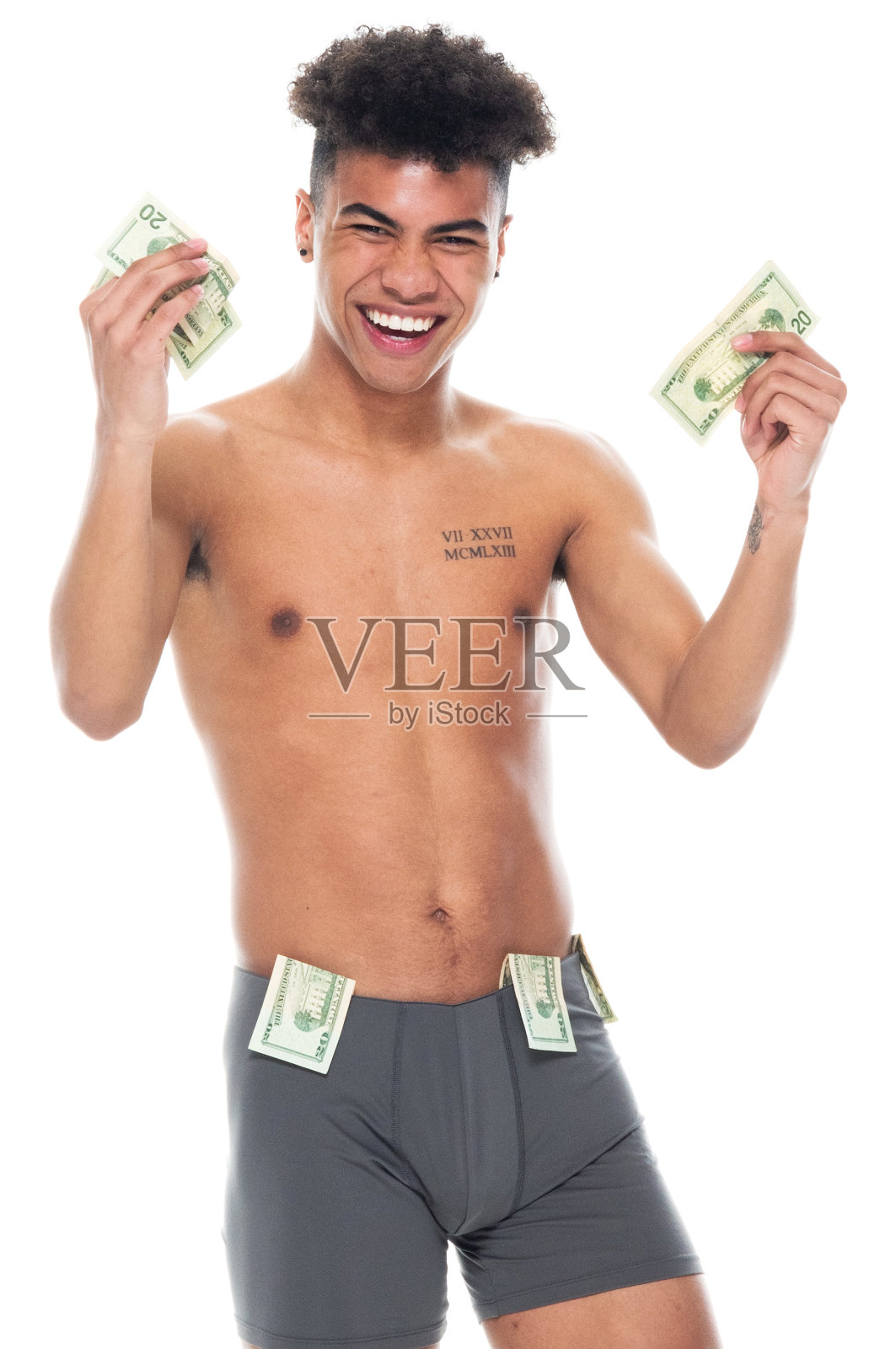 非裔美国男性穿着内裤手持钞票站在白色背景前照片摄影图片