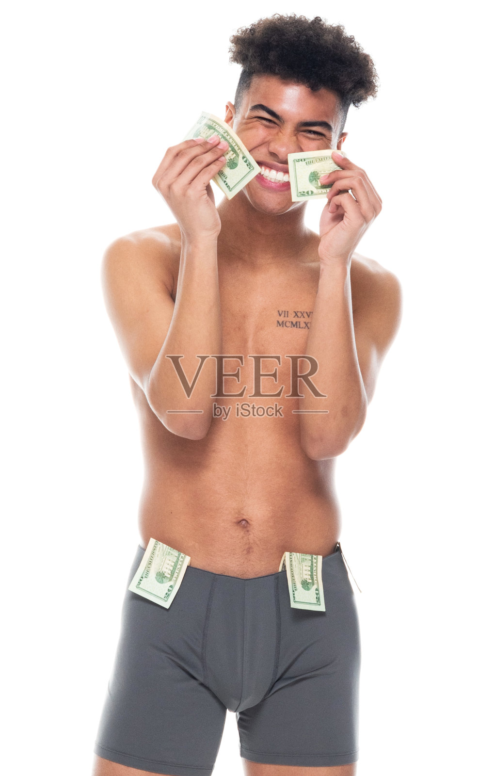 非裔男青年穿着内衣站在白色背景前,手持货币照片摄影图片