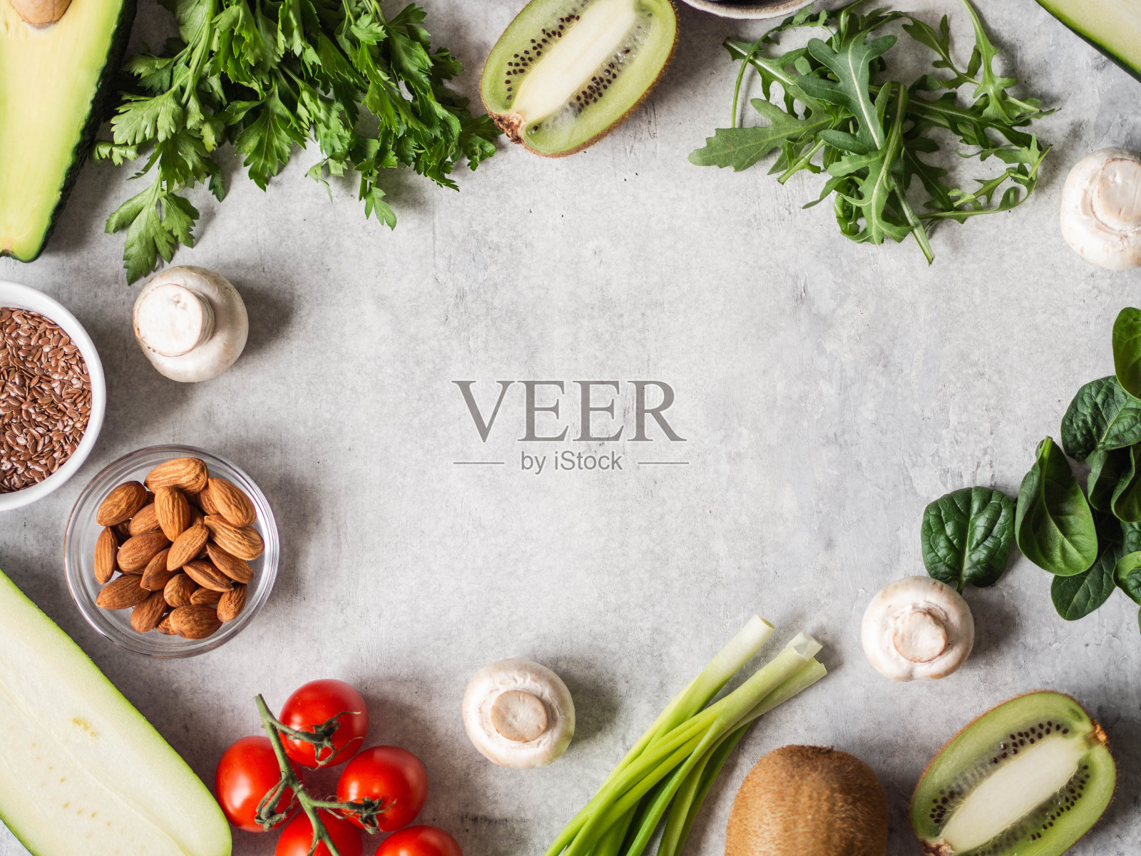 健康素食者清洁食材框架-水果,蔬菜,香草,蘑菇,坚果和种子在桌子上。前视图。照片摄影图片