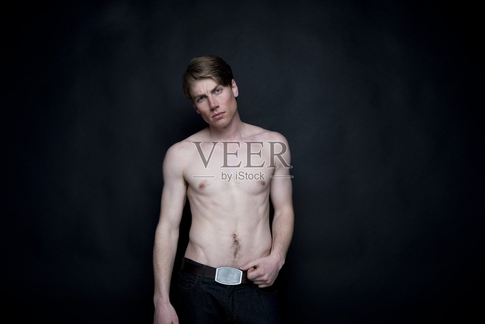 黑色背景前的年轻白人男性照片摄影图片