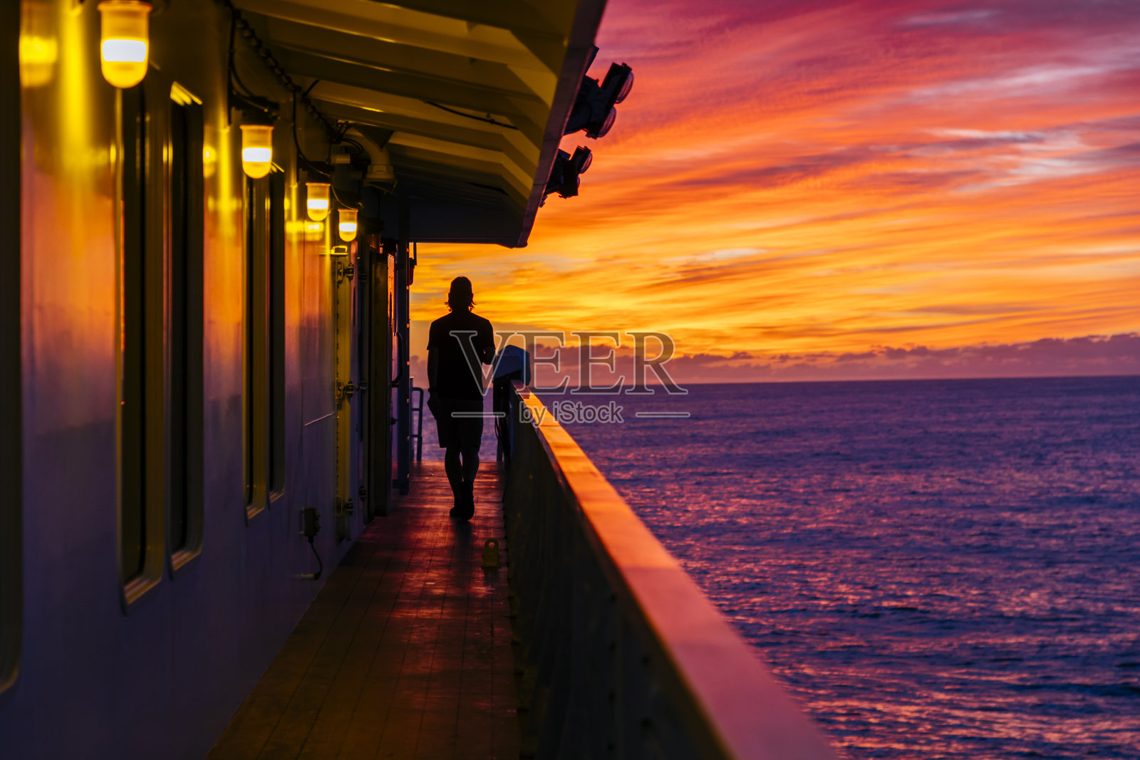 日出时在甲板上的人照片摄影图片
