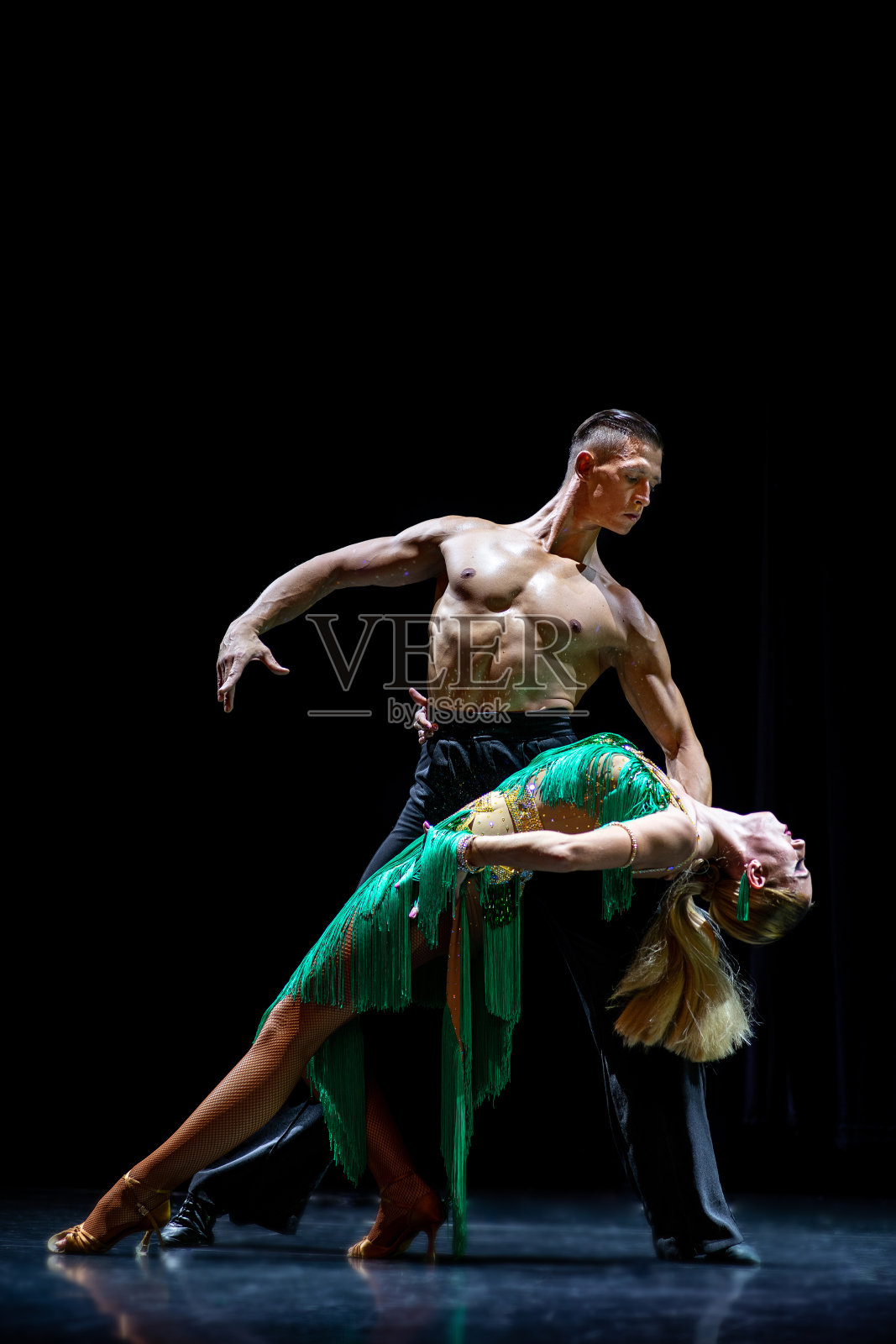 在黑色背景上跳舞的舞厅情侣照片摄影图片