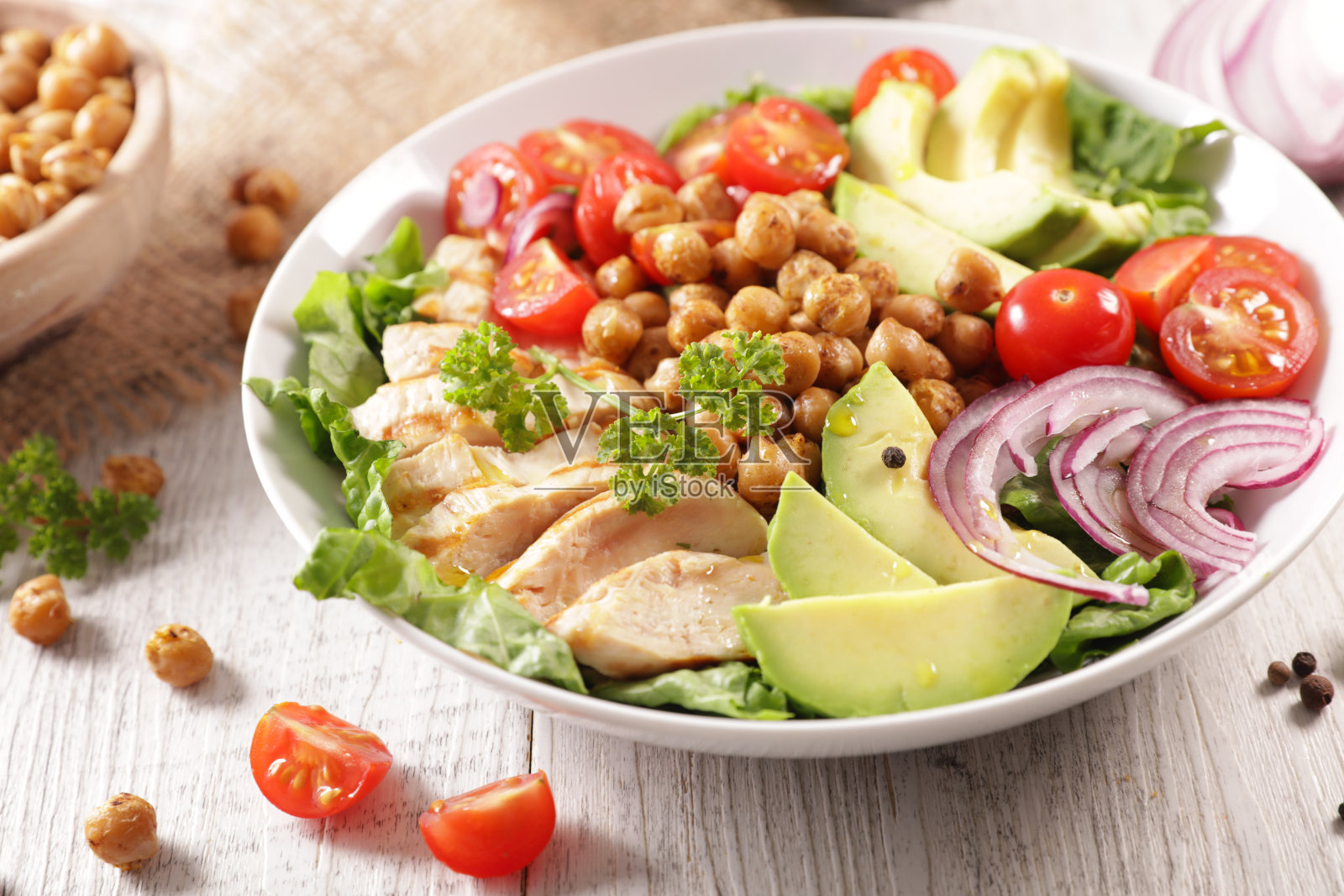 佛碗配鸡柳、牛油果、鹰嘴豆、番茄及洋葱照片摄影图片