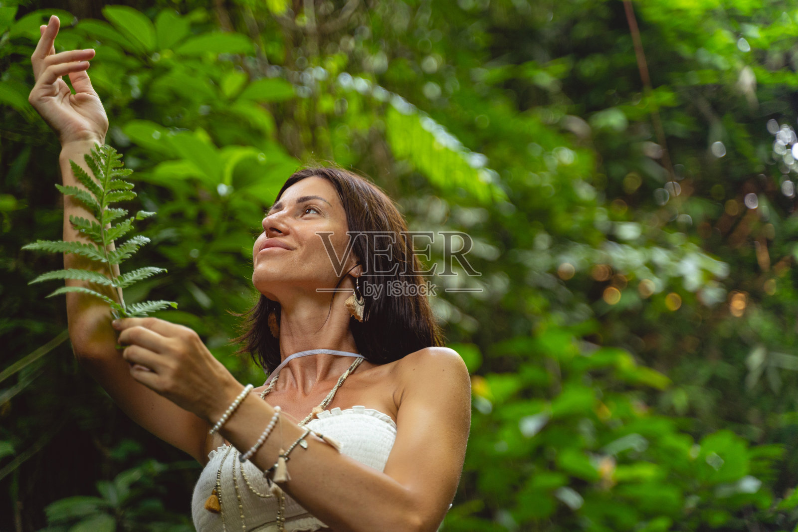 在野生自然中的微笑女孩照片照片摄影图片
