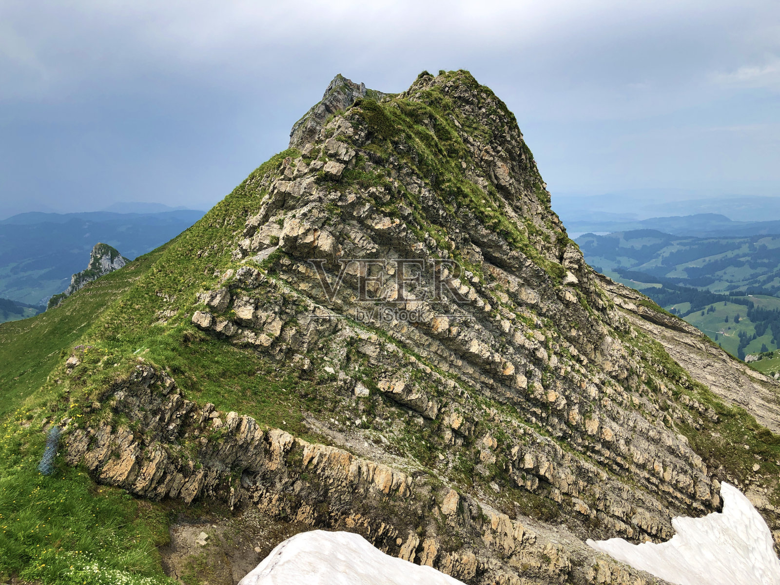 瑞士施维茨州的内塔尔州,位于瓦格塔尔河谷和瓦格塔勒尔湖(Waegitalersee)之上的阿尔卑斯峰特纳照片摄影图片