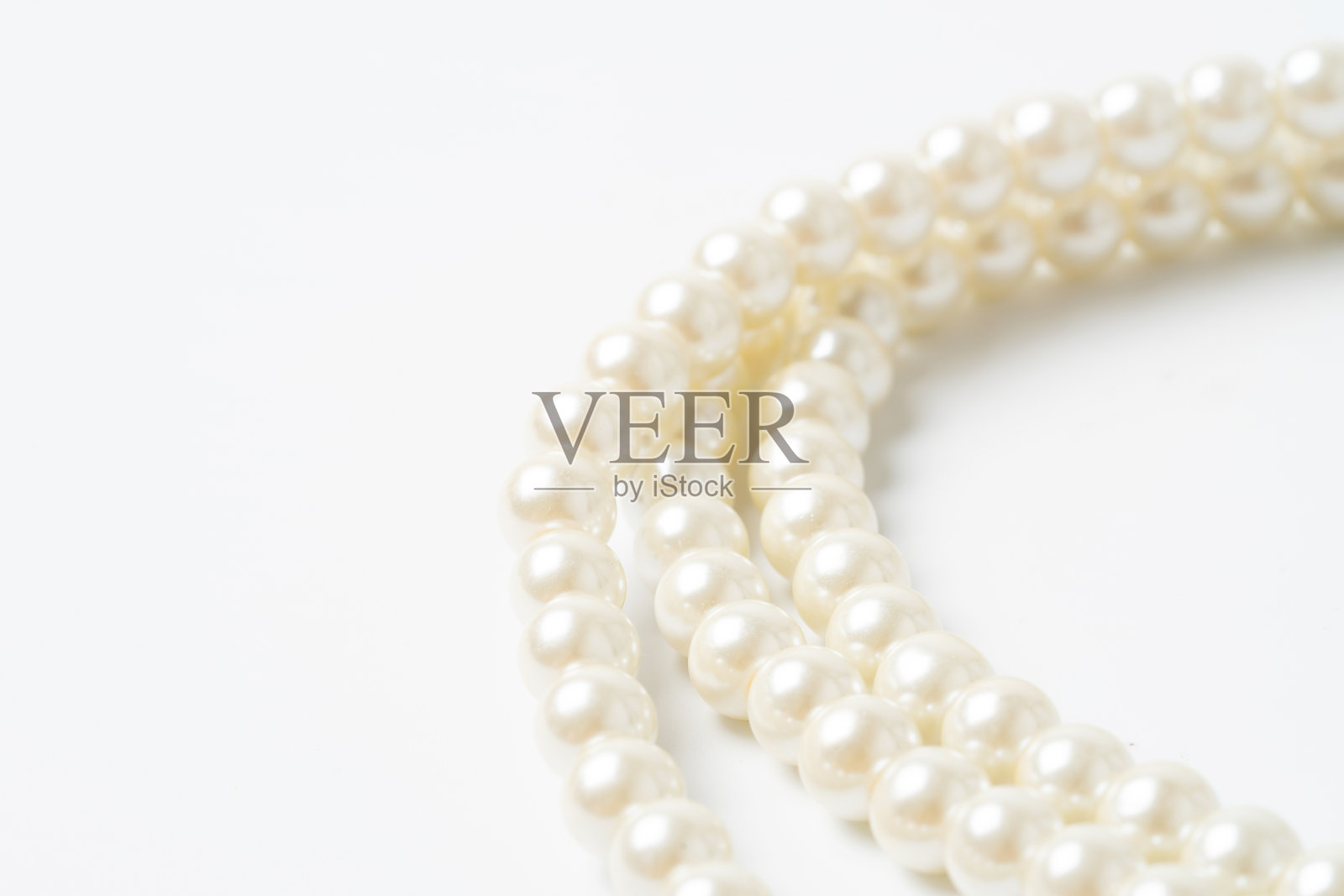 珍珠项链孤立在白色黑底上照片摄影图片