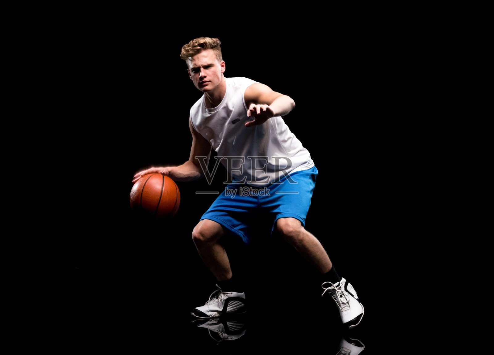 拿着篮球的白人少年照片摄影图片