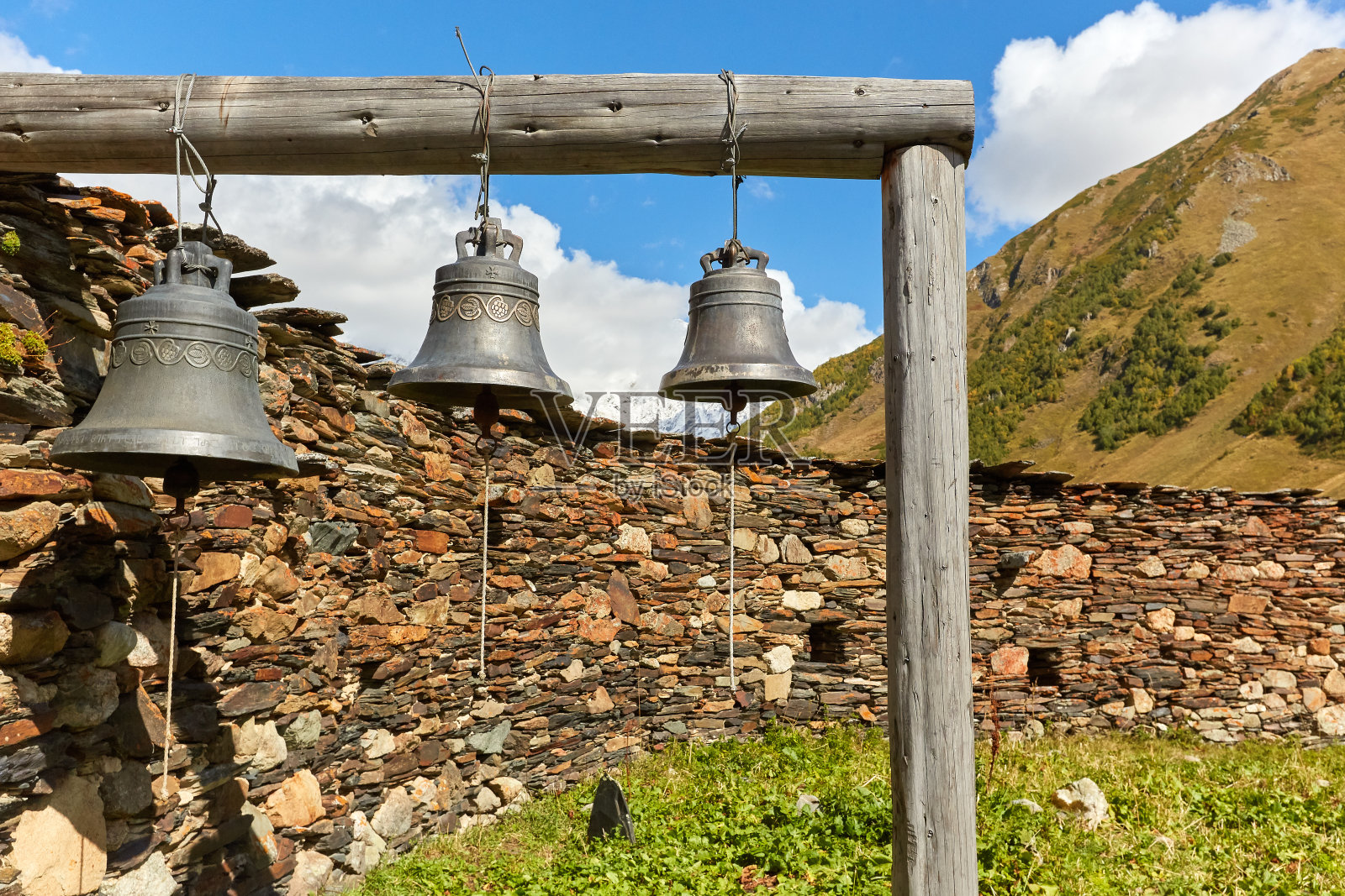 古老的钟声在天空的背景照片摄影图片