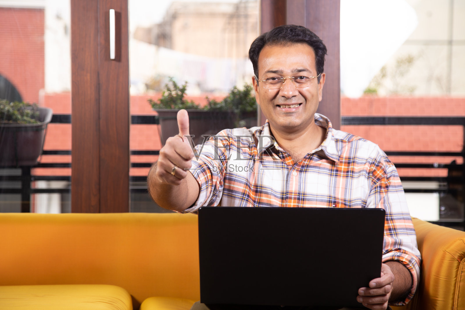 中年男人用信用卡在线购物照片摄影图片