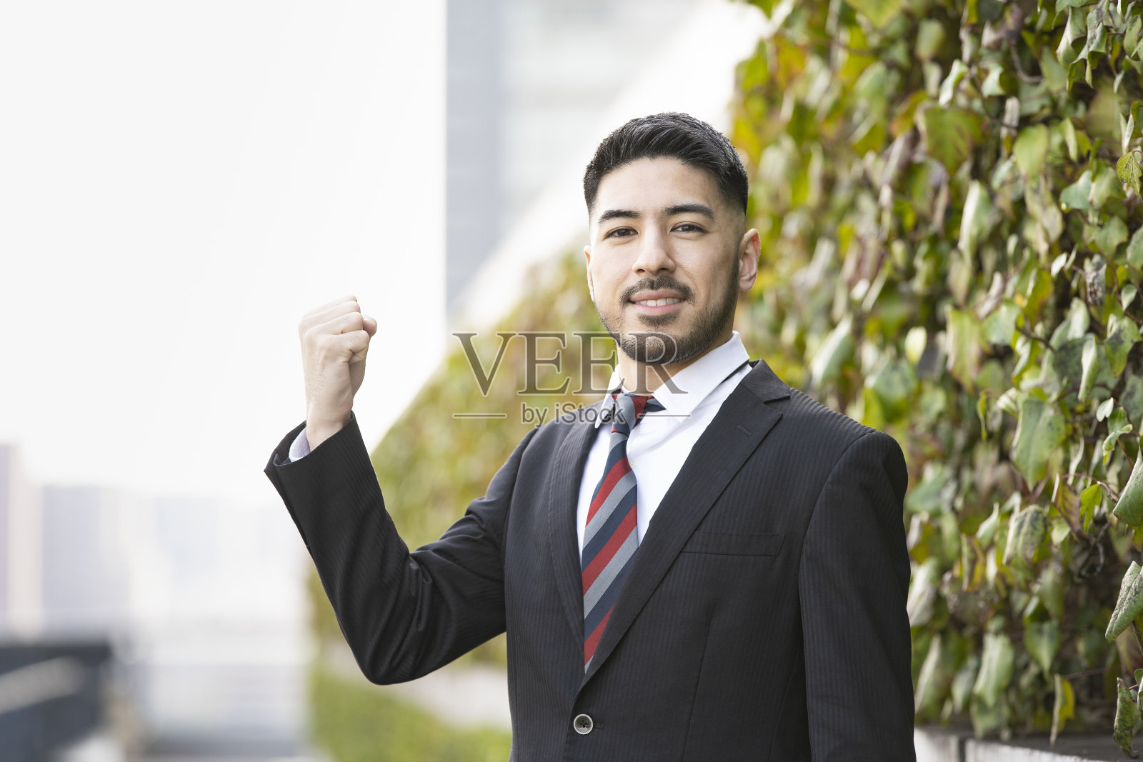 商人挥舞着拳头照片摄影图片