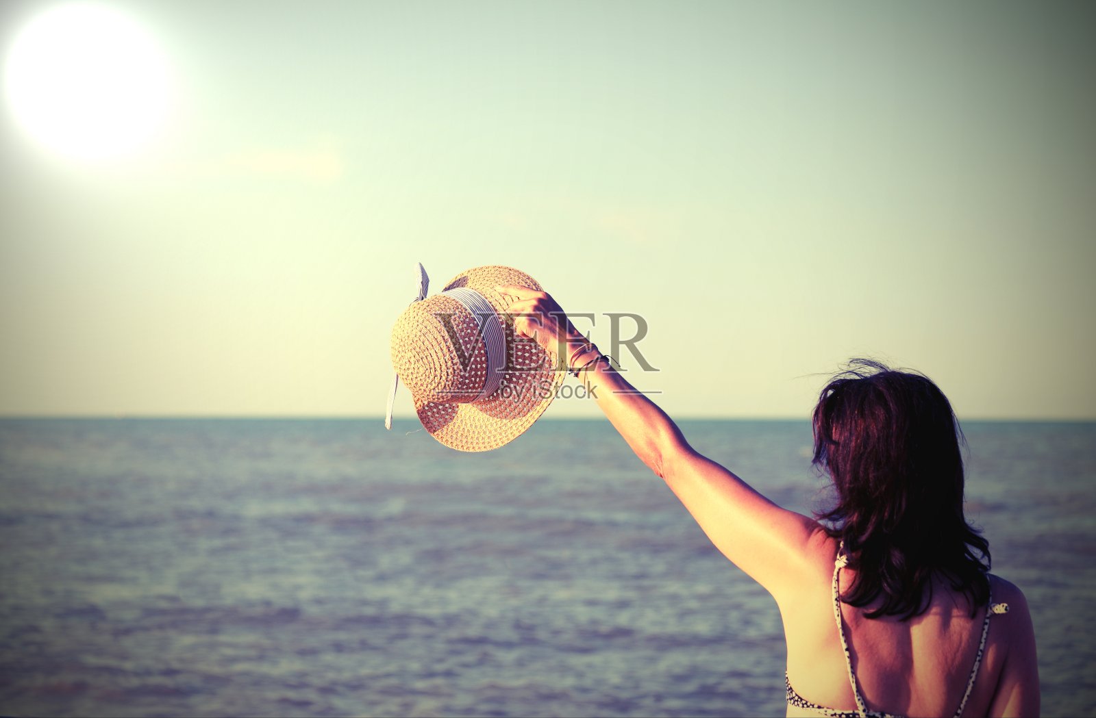 戴着草帽的年轻女人照片摄影图片