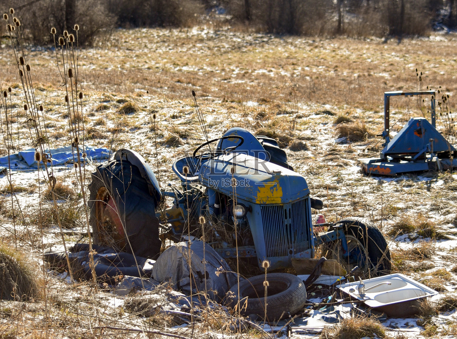 农场里的旧拖拉机照片摄影图片