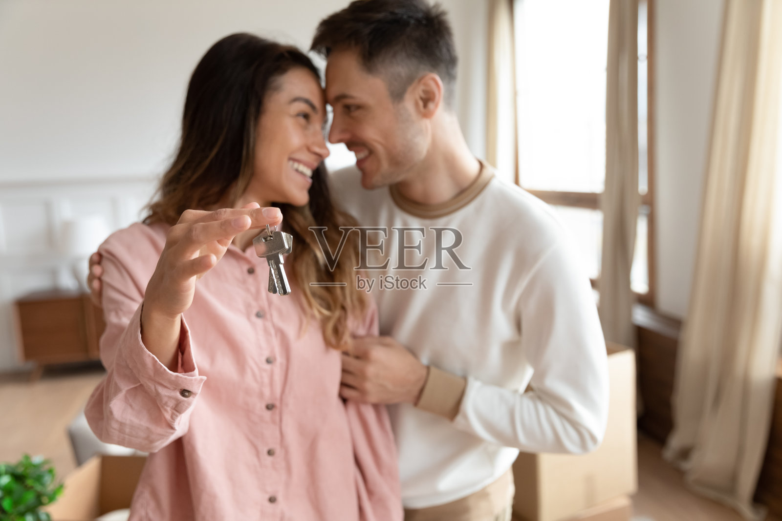 相爱的年轻情侣展示新房钥匙照片摄影图片