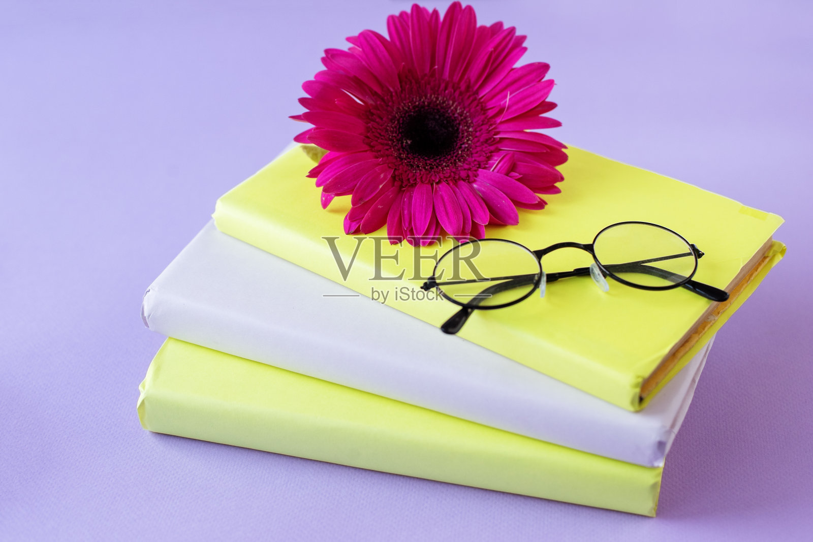 三本书,老花镜和一支铅笔。花。理念回到学校,教育国际读书日。照片摄影图片