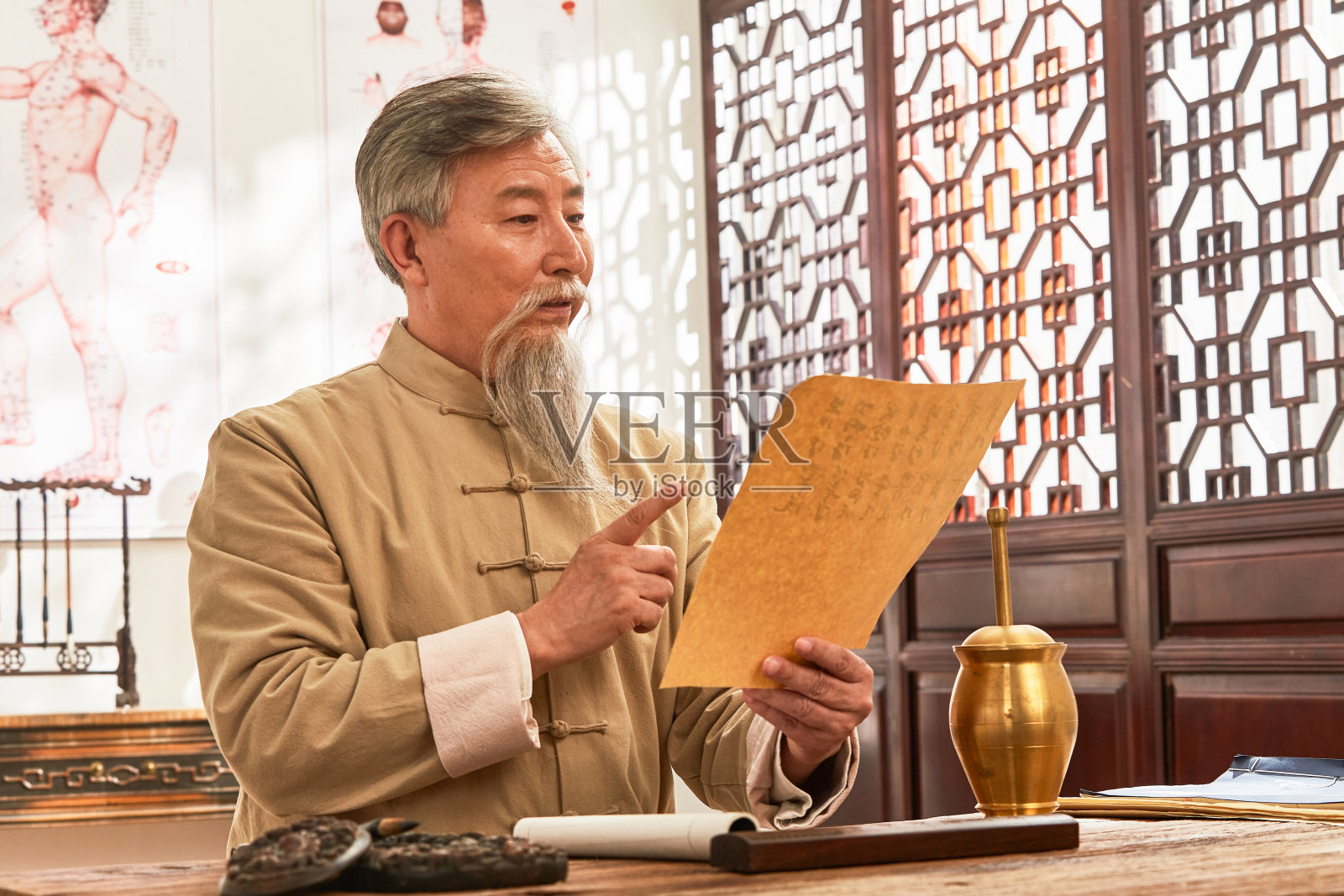 老中医拿着药方照片摄影图片