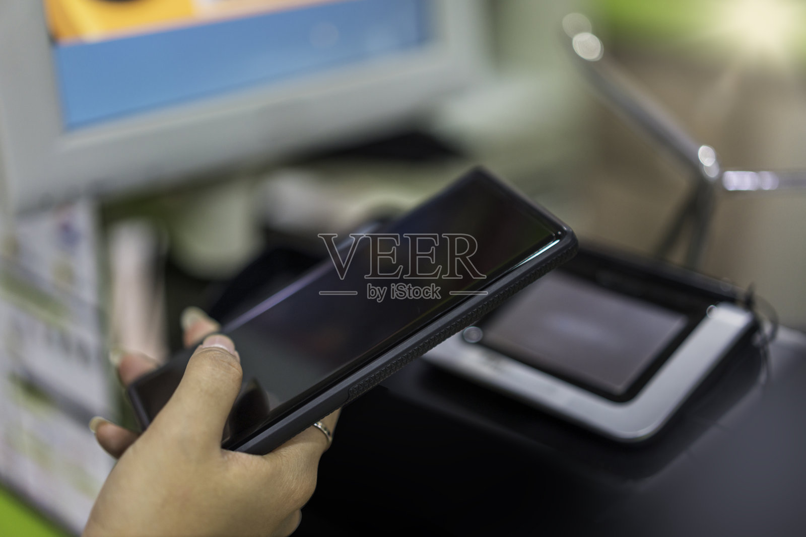 非接触式支付,顾客使用手机扫描支付,女人在咖啡店用手机支付,手机支付在线购物,选择性聚焦照片摄影图片