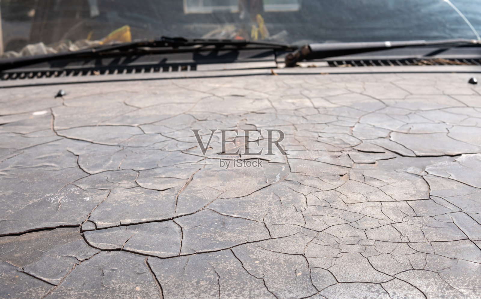 皮车漆。生锈的钢铁损坏了旧汽车的油漆。生锈的钢铁损坏了旧汽车的油漆。照片摄影图片