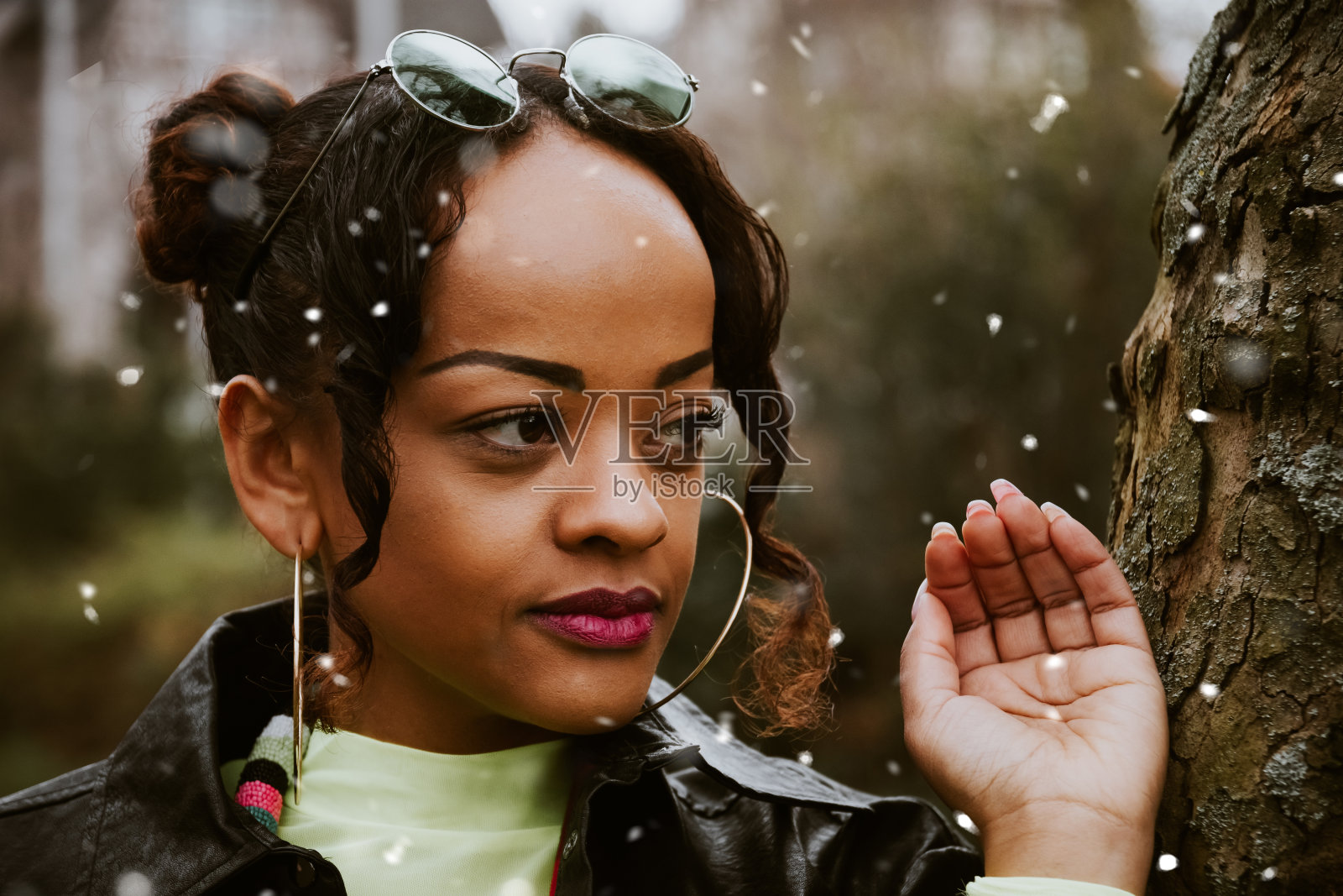 一位非裔美国妇女的肖像照片摄影图片