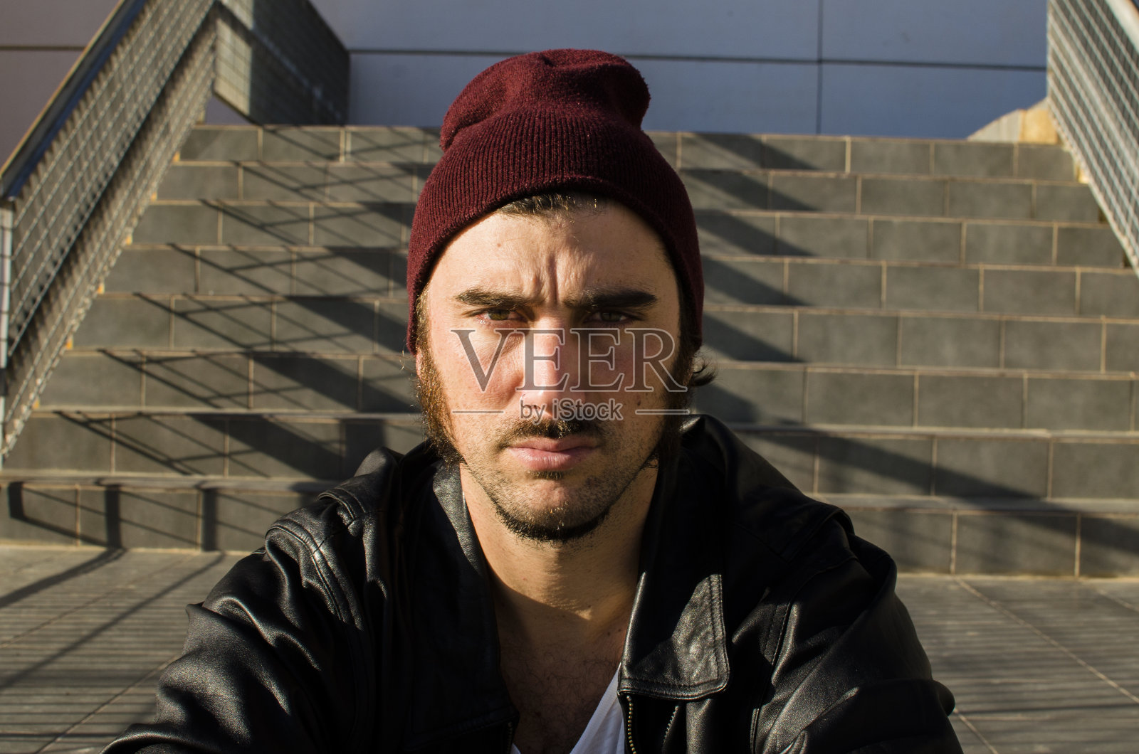 年轻的酷男人照片摄影图片