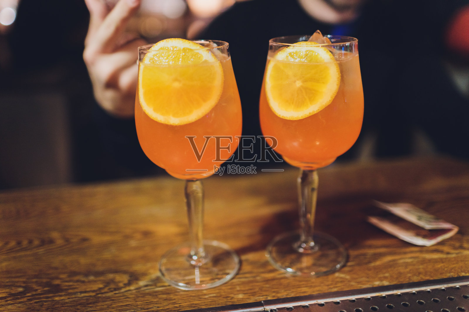 酒精碰杯祝酒派对照片摄影图片