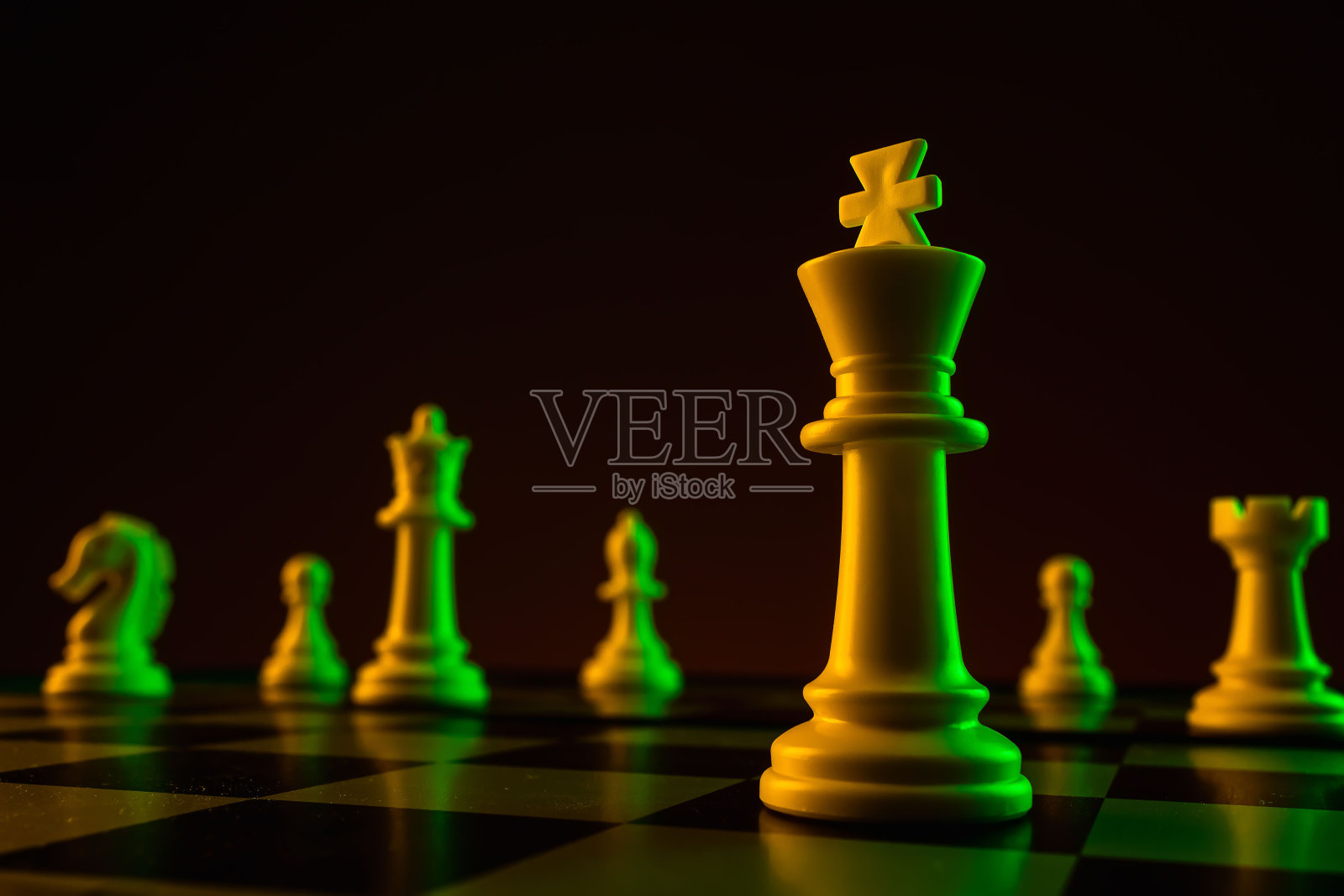 棋子,棋盘上的国王,游戏。对抗、事业、竞争、创业、脑力之战的概念。照片摄影图片