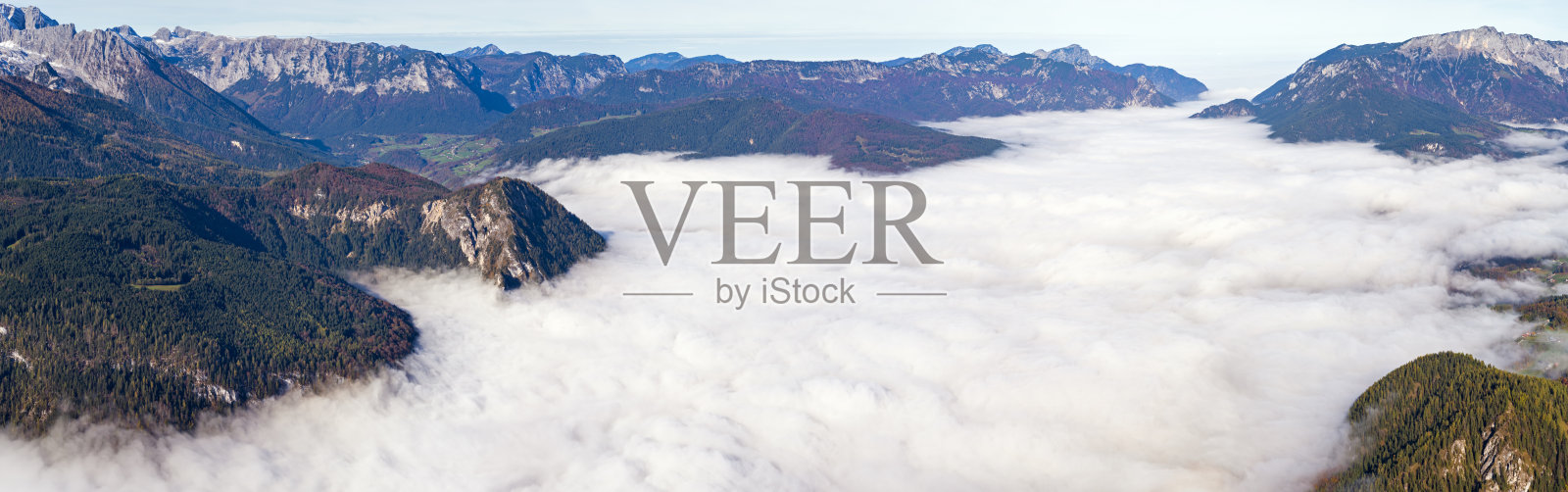 德国巴伐利亚州贝希特斯加登国家公园,从国王湖Schonau am Konigssee的Jenner观景台上观看秋天阿尔卑斯山山薄雾般的晨景。照片摄影图片