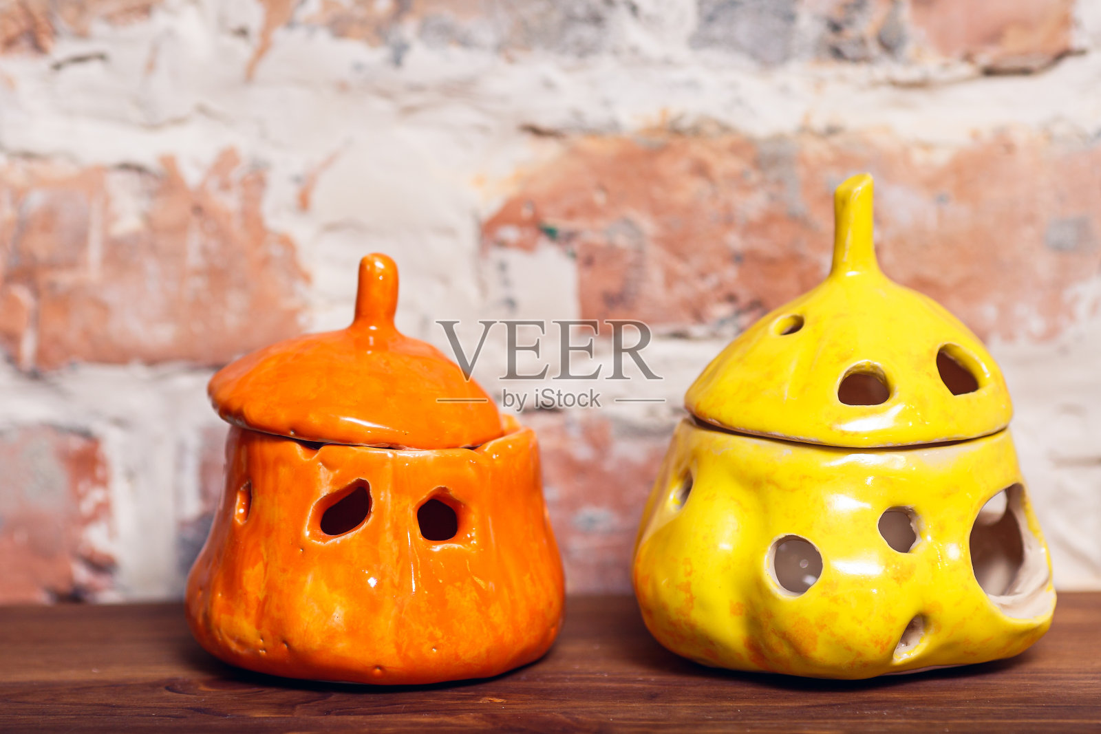 在砖墙附近的一个旧木架子上,用南瓜做成的陶瓷装饰花盆照片摄影图片
