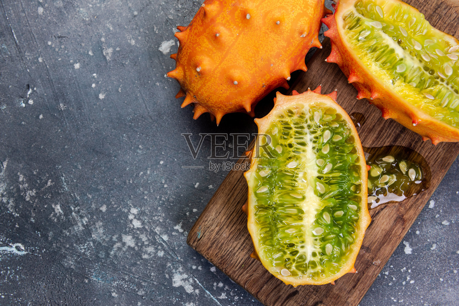 整个和切火参果或角瓜异国水果照片摄影图片