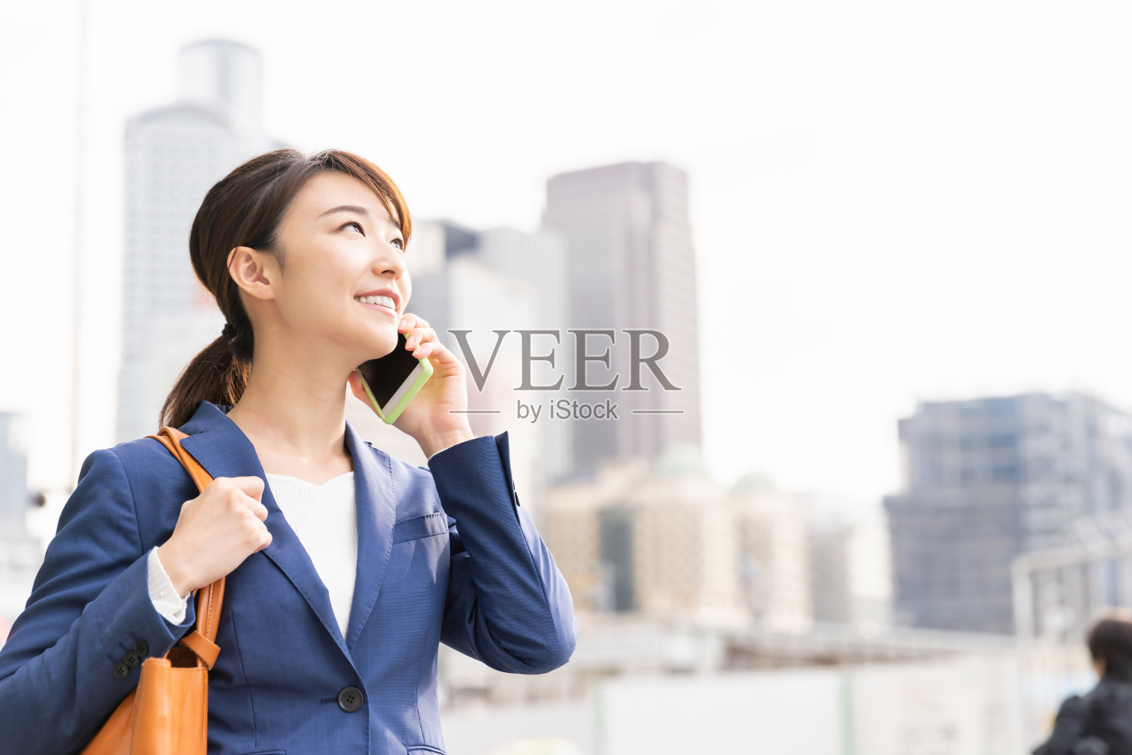 在电话中交谈的亚洲妇女照片摄影图片