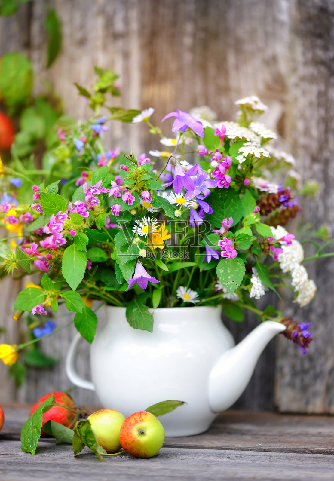 秋天的一束野花和苹果照片摄影图片