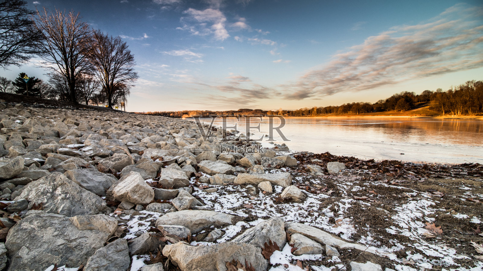 冬天湖上有多岩石的海岸线照片摄影图片