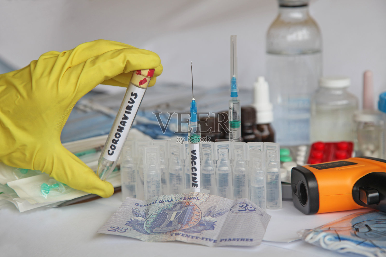 科学家和医生致力于研发新冠疫苗照片摄影图片