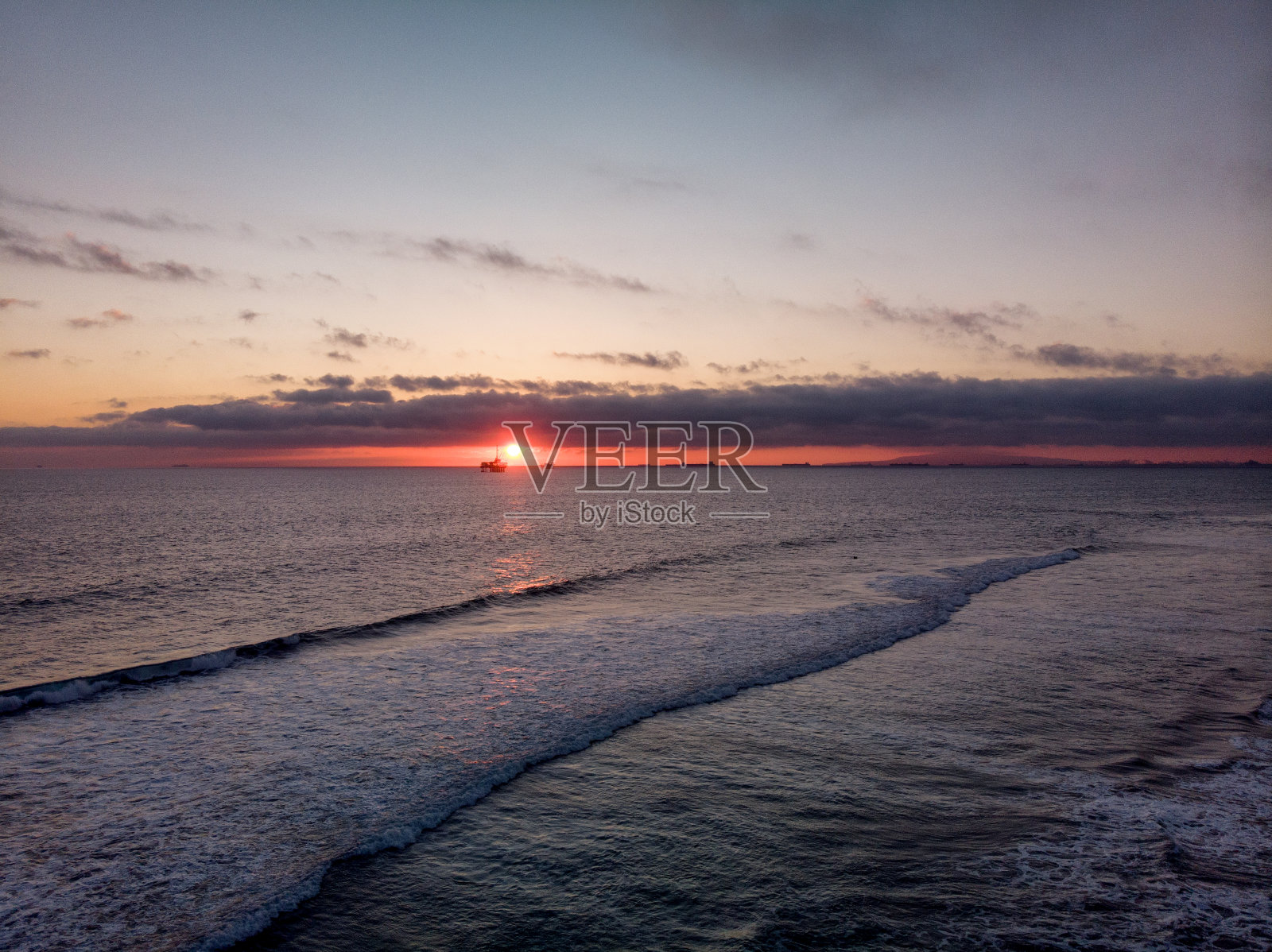 近海钻探,在太平洋靠近亨廷顿海滩的石油和天然气钻井平台照片摄影图片