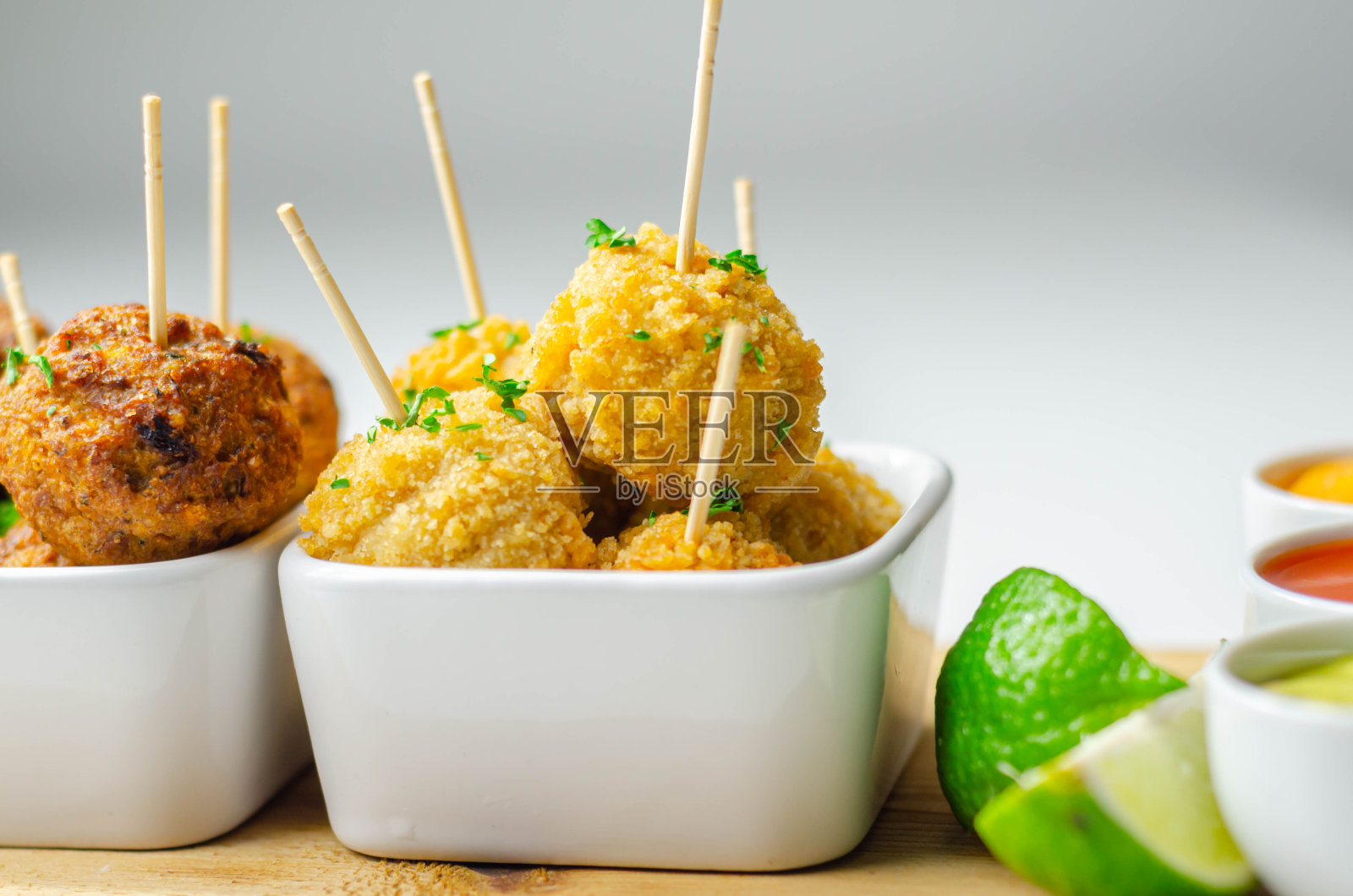 各种迷你鸡肉腌黄瓜和甜土豆沙拉三明治配酱汁照片摄影图片