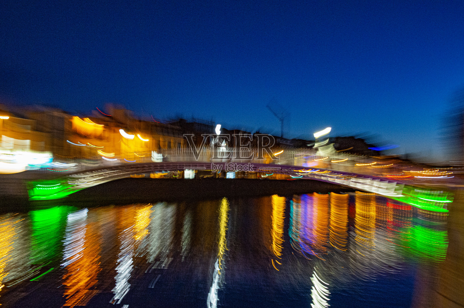 都柏林夜景哈彭尼桥的镜头变焦效果。照片摄影图片