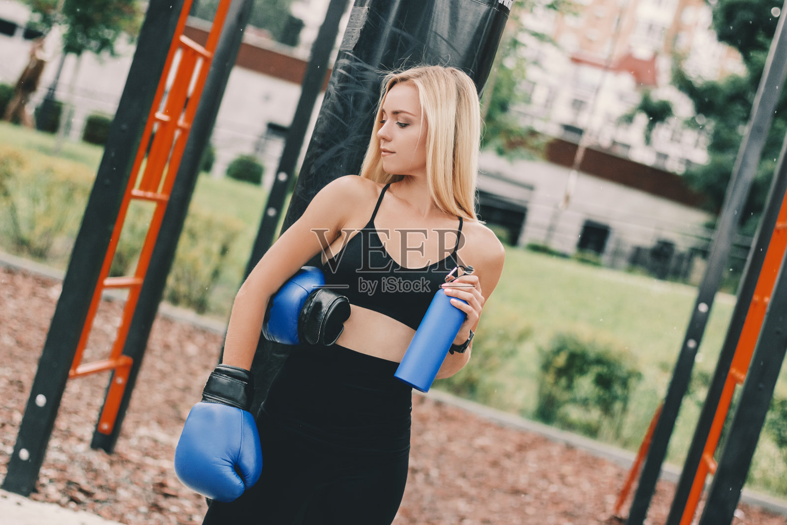 女拳击手在运动场上训练后休息照片摄影图片