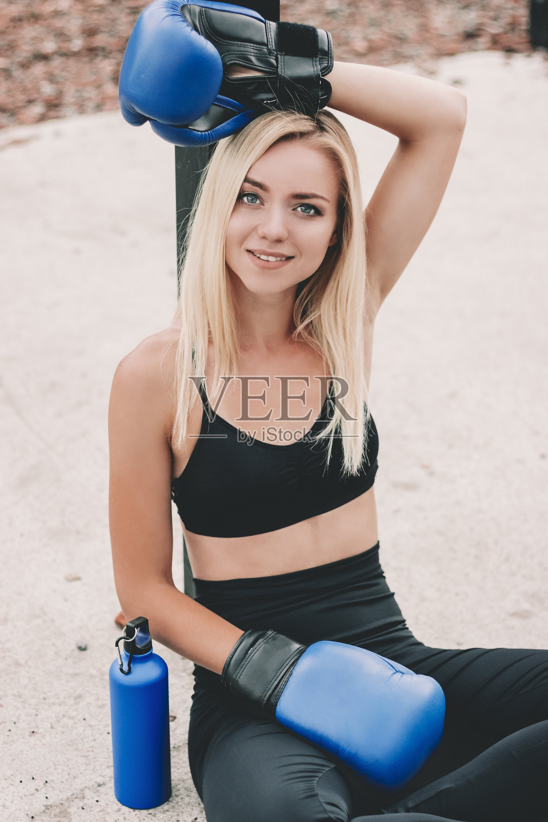 户外拳击训练后放松的快乐运动女孩照片摄影图片