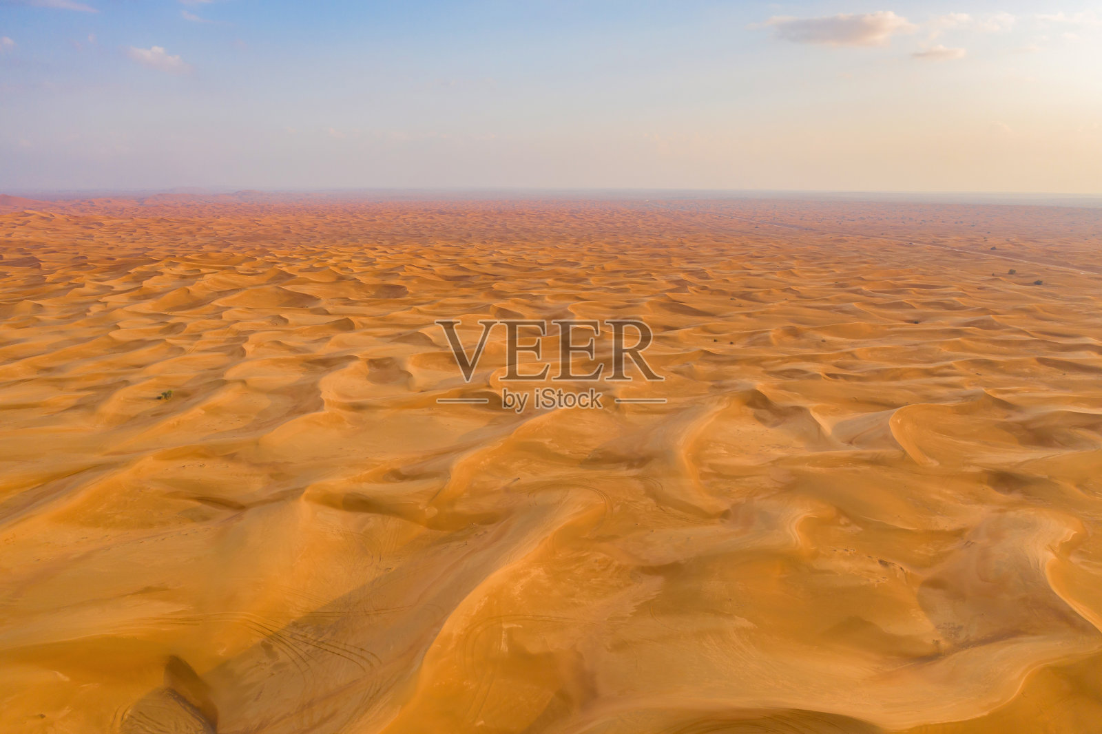 迪拜沙漠冲沙鸟瞰,阿联酋著名旅游景点,日落时分的自然风光,沙丘肌理照片摄影图片