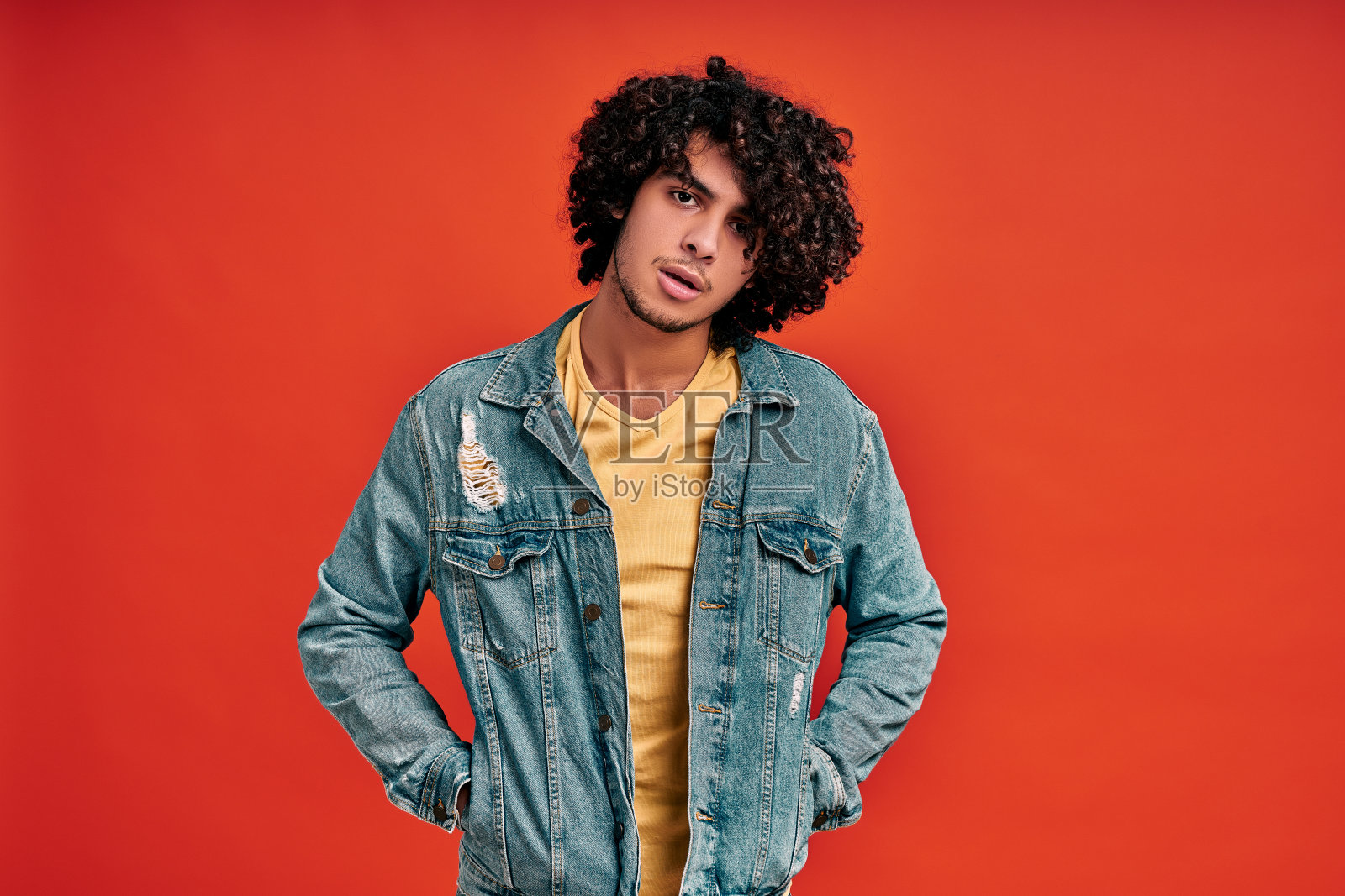 校园恶霸和潮人在红墙前照片摄影图片