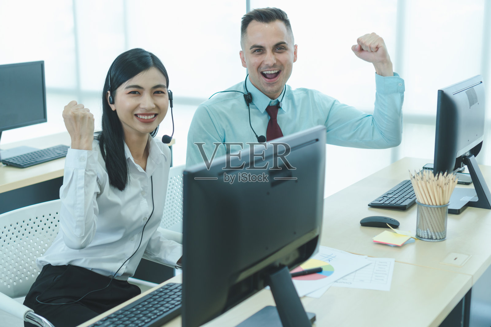 呼叫中心团队正在工作照片摄影图片